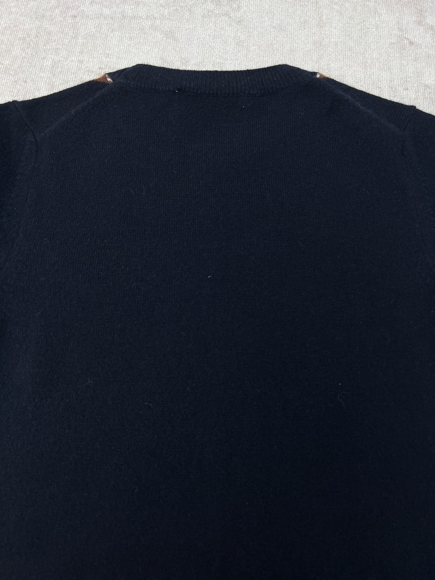 miumiu 25ss新款羊绒圆领毛衣菱形图案为这款柔软羊绒毛衣的精细工艺增添了俏皮的优雅，按照Miu Miu的精致现代视角重新诠释经典款式。 码数：S.M.L.
 miumiu 25ss新款羊绒圆领毛衣菱形图案为这款柔软羊绒毛衣的精细工艺增添了俏皮的优雅，按照Miu Miu的精致现代视角重新诠释经典款式。 码数：S.M.L.