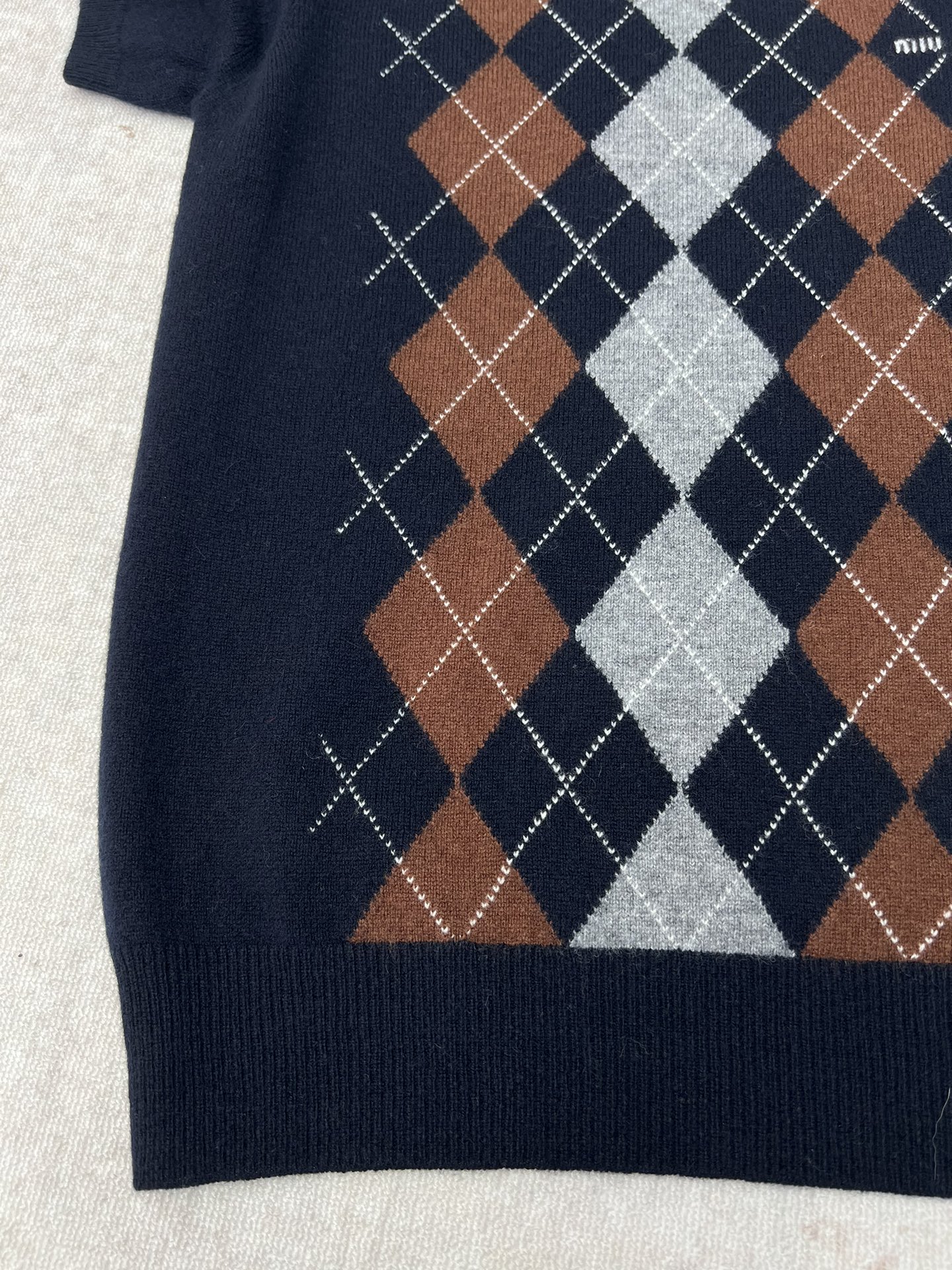 miumiu 25ss新款羊绒圆领毛衣菱形图案为这款柔软羊绒毛衣的精细工艺增添了俏皮的优雅，按照Miu Miu的精致现代视角重新诠释经典款式。 码数：S.M.L.
 miumiu 25ss新款羊绒圆领毛衣菱形图案为这款柔软羊绒毛衣的精细工艺增添了俏皮的优雅，按照Miu Miu的精致现代视角重新诠释经典款式。 码数：S.M.L.