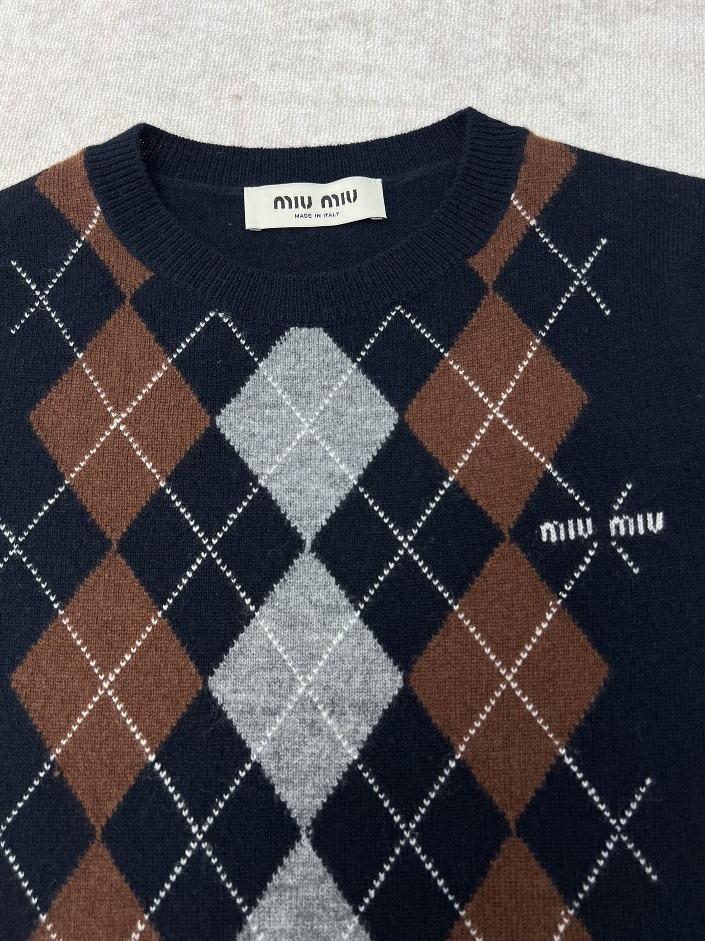 miumiu 25ss新款羊绒圆领毛衣菱形图案为这款柔软羊绒毛衣的精细工艺增添了俏皮的优雅，按照Miu Miu的精致现代视角重新诠释经典款式。 码数：S.M.L.
 miumiu 25ss新款羊绒圆领毛衣菱形图案为这款柔软羊绒毛衣的精细工艺增添了俏皮的优雅，按照Miu Miu的精致现代视角重新诠释经典款式。 码数：S.M.L.