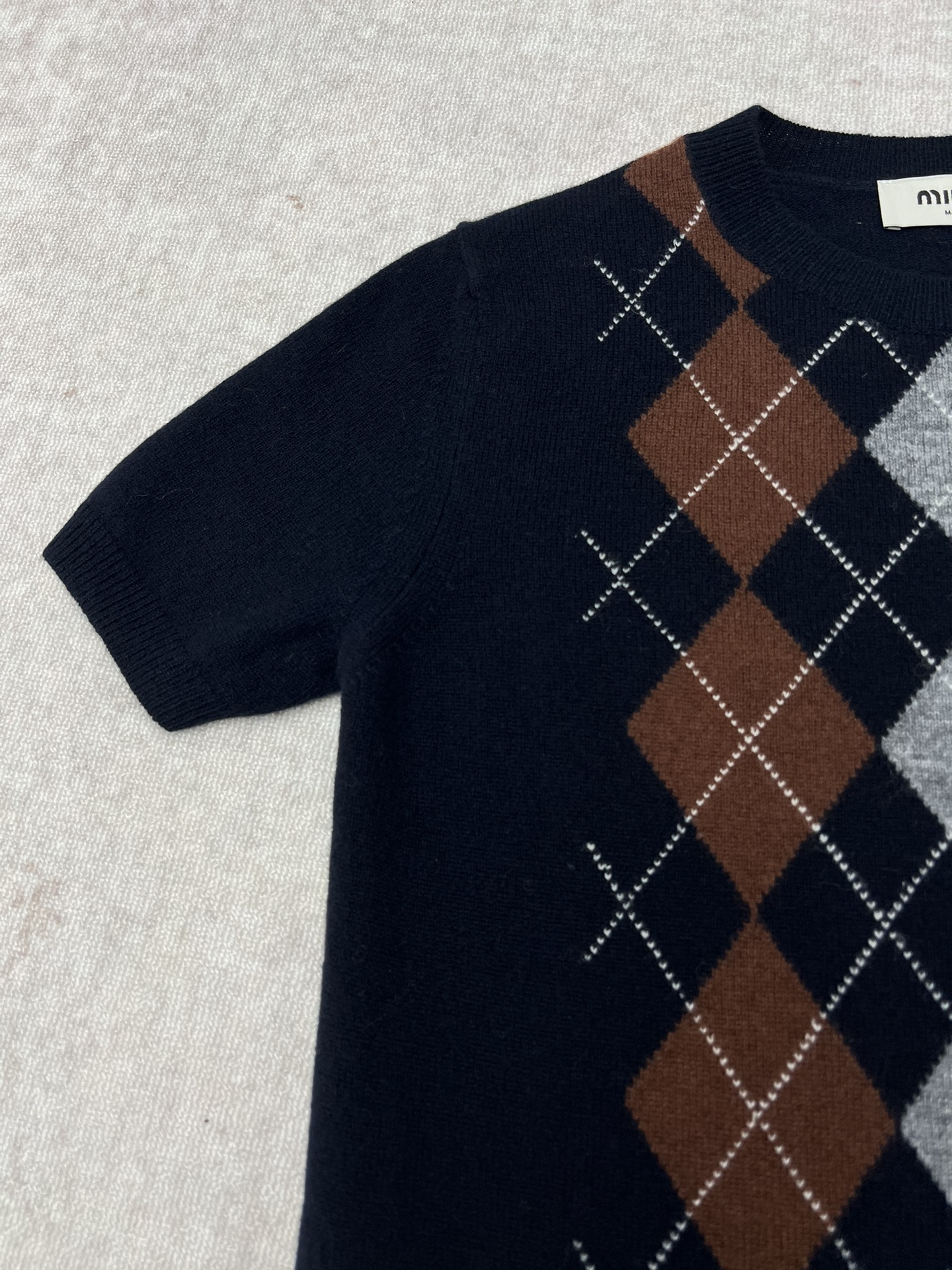 miumiu 25ss新款羊绒圆领毛衣菱形图案为这款柔软羊绒毛衣的精细工艺增添了俏皮的优雅，按照Miu Miu的精致现代视角重新诠释经典款式。 码数：S.M.L.
 miumiu 25ss新款羊绒圆领毛衣菱形图案为这款柔软羊绒毛衣的精细工艺增添了俏皮的优雅，按照Miu Miu的精致现代视角重新诠释经典款式。 码数：S.M.L.