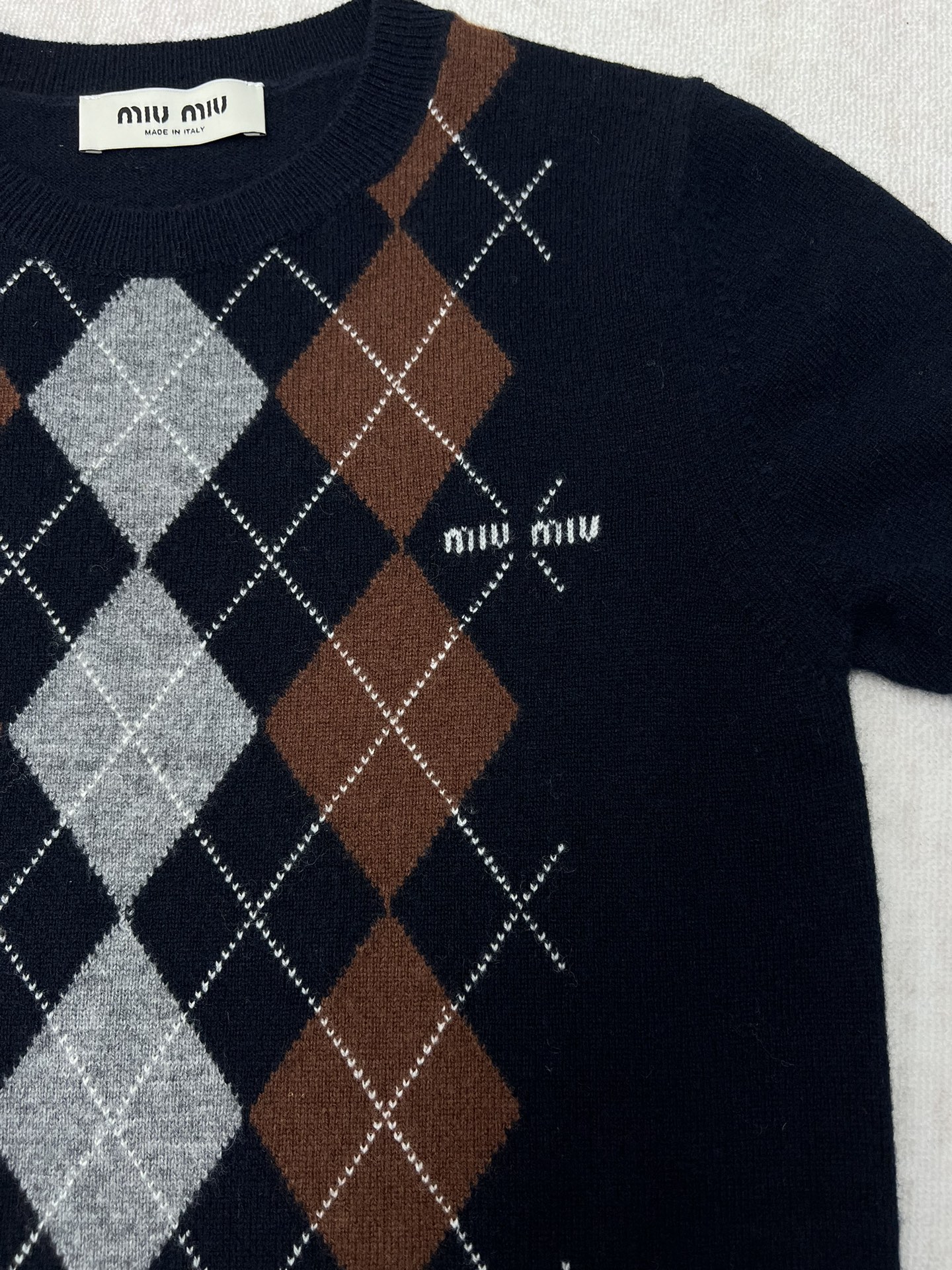 miumiu 25ss新款羊绒圆领毛衣菱形图案为这款柔软羊绒毛衣的精细工艺增添了俏皮的优雅，按照Miu Miu的精致现代视角重新诠释经典款式。 码数：S.M.L.
 miumiu 25ss新款羊绒圆领毛衣菱形图案为这款柔软羊绒毛衣的精细工艺增添了俏皮的优雅，按照Miu Miu的精致现代视角重新诠释经典款式。 码数：S.M.L.