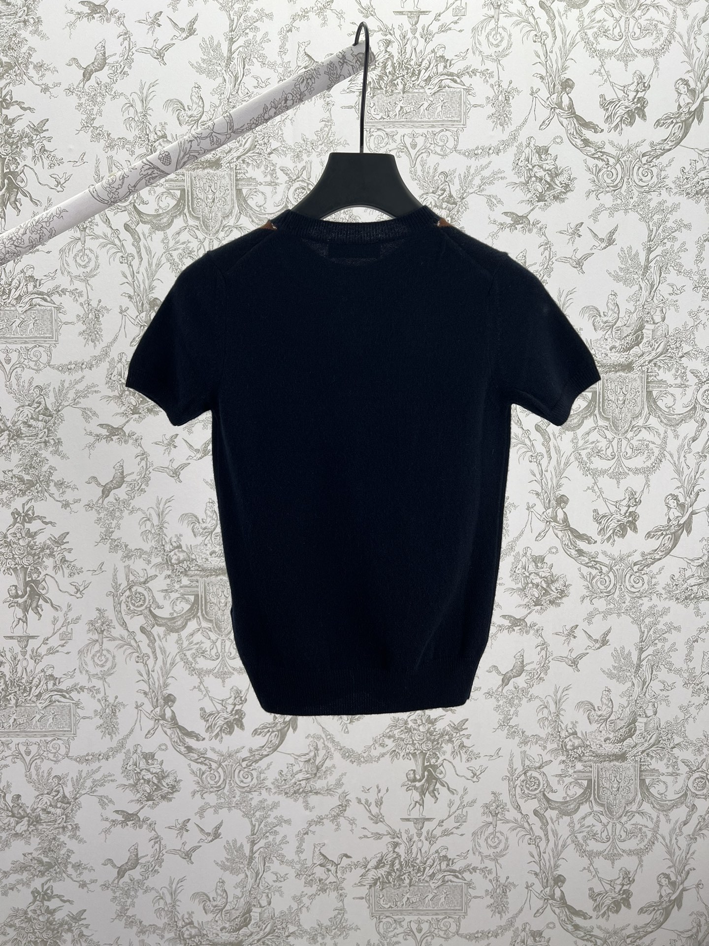 miumiu 25ss新款羊绒圆领毛衣菱形图案为这款柔软羊绒毛衣的精细工艺增添了俏皮的优雅，按照Miu Miu的精致现代视角重新诠释经典款式。 码数：S.M.L.
 miumiu 25ss新款羊绒圆领毛衣菱形图案为这款柔软羊绒毛衣的精细工艺增添了俏皮的优雅，按照Miu Miu的精致现代视角重新诠释经典款式。 码数：S.M.L.