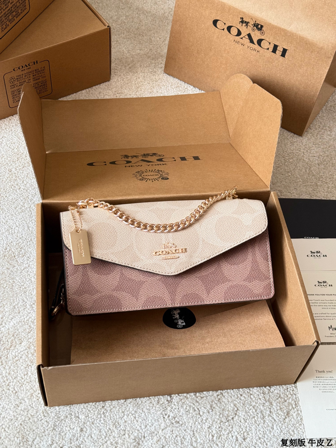 复刻版 牛皮 p175 COACH Klare链条信封包 +COACH Klare链条信封包，经典拼色设计，耐磨防水 PVC材质，日常打理超方便！信封型包身＋金属链条肩带，单肩斜挎都OK，时尚又实用山。风琴夹层+磁吸扣，收纳手机、钱包、化妆品超顺手，容量适中，通勤出街都很适合。简约优雅风格，百搭不挑衣服，轻松提升穿搭质感，是实用与美貌兼具的包包选择！尺寸 26 12cm