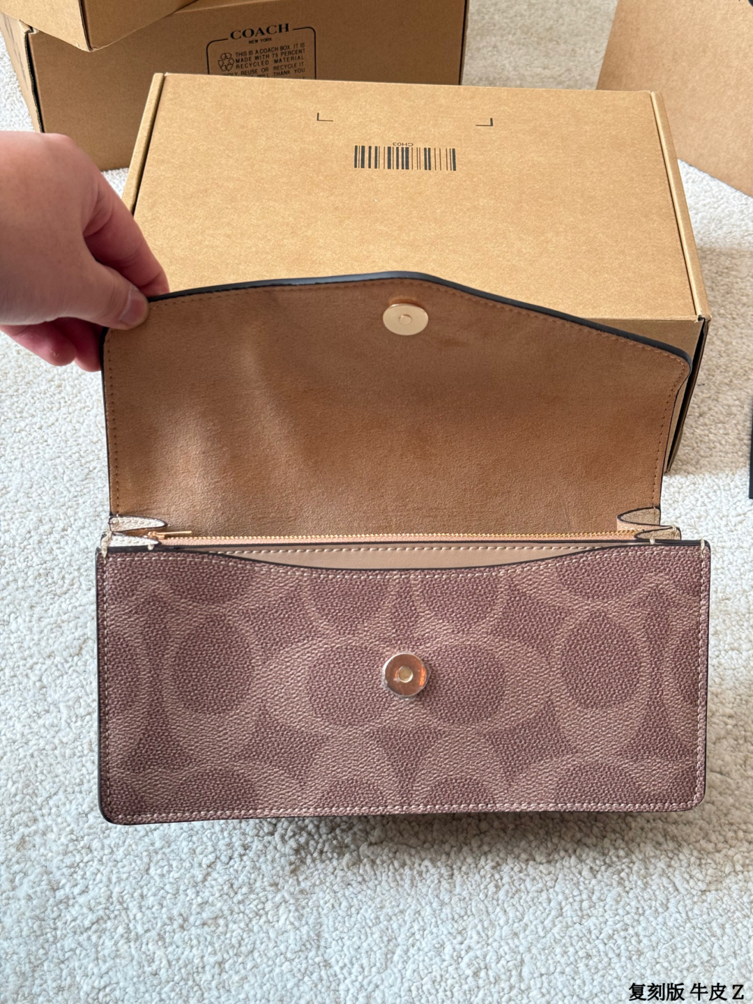 复刻版 牛皮 p175 COACH Klare链条信封包 +COACH Klare链条信封包，经典拼色设计，耐磨防水 PVC材质，日常打理超方便！信封型包身＋金属链条肩带，单肩斜挎都OK，时尚又实用山。风琴夹层+磁吸扣，收纳手机、钱包、化妆品超顺手，容量适中，通勤出街都很适合。简约优雅风格，百搭不挑衣服，轻松提升穿搭质感，是实用与美貌兼具的包包选择！尺寸 26 12cm