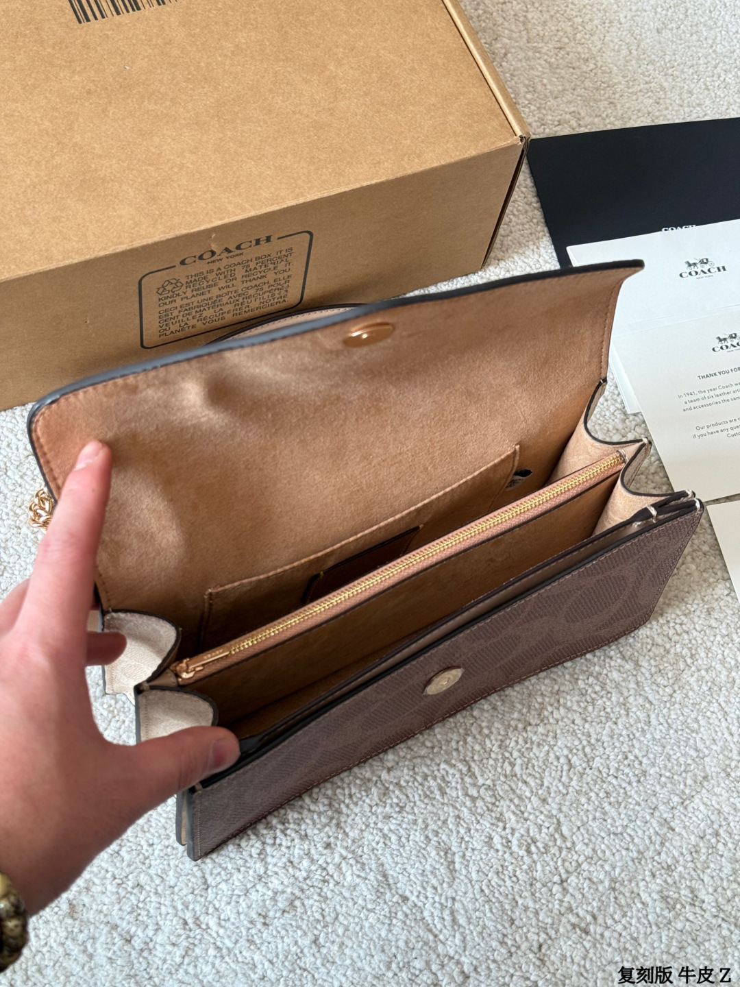 复刻版 牛皮 p175 COACH Klare链条信封包 +COACH Klare链条信封包，经典拼色设计，耐磨防水 PVC材质，日常打理超方便！信封型包身＋金属链条肩带，单肩斜挎都OK，时尚又实用山。风琴夹层+磁吸扣，收纳手机、钱包、化妆品超顺手，容量适中，通勤出街都很适合。简约优雅风格，百搭不挑衣服，轻松提升穿搭质感，是实用与美貌兼具的包包选择！尺寸 26 12cm