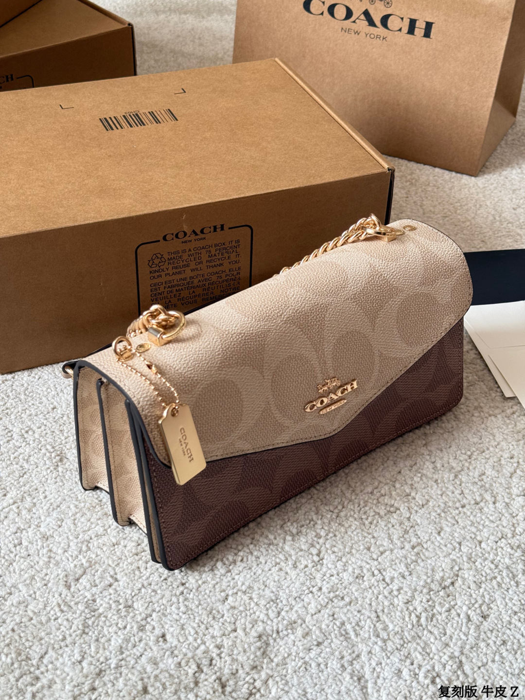 复刻版 牛皮 p175 COACH Klare链条信封包 +COACH Klare链条信封包，经典拼色设计，耐磨防水 PVC材质，日常打理超方便！信封型包身＋金属链条肩带，单肩斜挎都OK，时尚又实用山。风琴夹层+磁吸扣，收纳手机、钱包、化妆品超顺手，容量适中，通勤出街都很适合。简约优雅风格，百搭不挑衣服，轻松提升穿搭质感，是实用与美貌兼具的包包选择！尺寸 26 12cm
