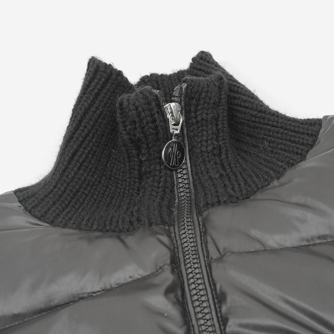 Monc*lerNEW23秋冬新款羽绒拼接夹克 #羽绒服 #日常穿搭 Monc*lerNEW23秋冬新款羽绒拼接夹克，金典立领两侧大口袋设计后背刺绣logo标志，羽绒填充实穿性同时增加了拼接流行元素~短款版型 纯色系列高级感十足!舒适时髦百搭款! 黑白两色 size：1-4