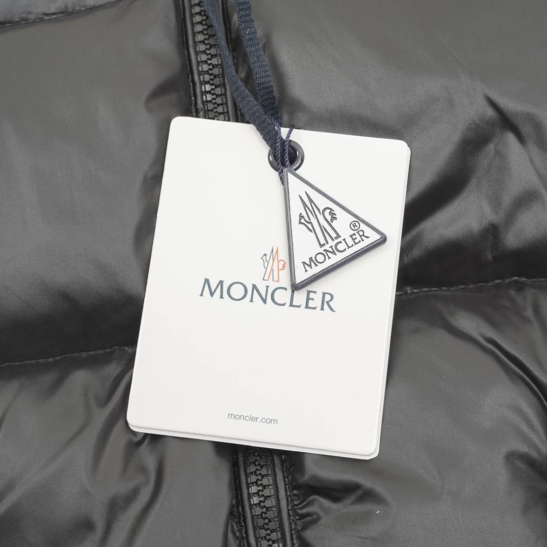 Monc*lerNEW23秋冬新款羽绒拼接夹克 #羽绒服 #日常穿搭 Monc*lerNEW23秋冬新款羽绒拼接夹克，金典立领两侧大口袋设计后背刺绣logo标志，羽绒填充实穿性同时增加了拼接流行元素~短款版型 纯色系列高级感十足!舒适时髦百搭款! 黑白两色 size：1-4