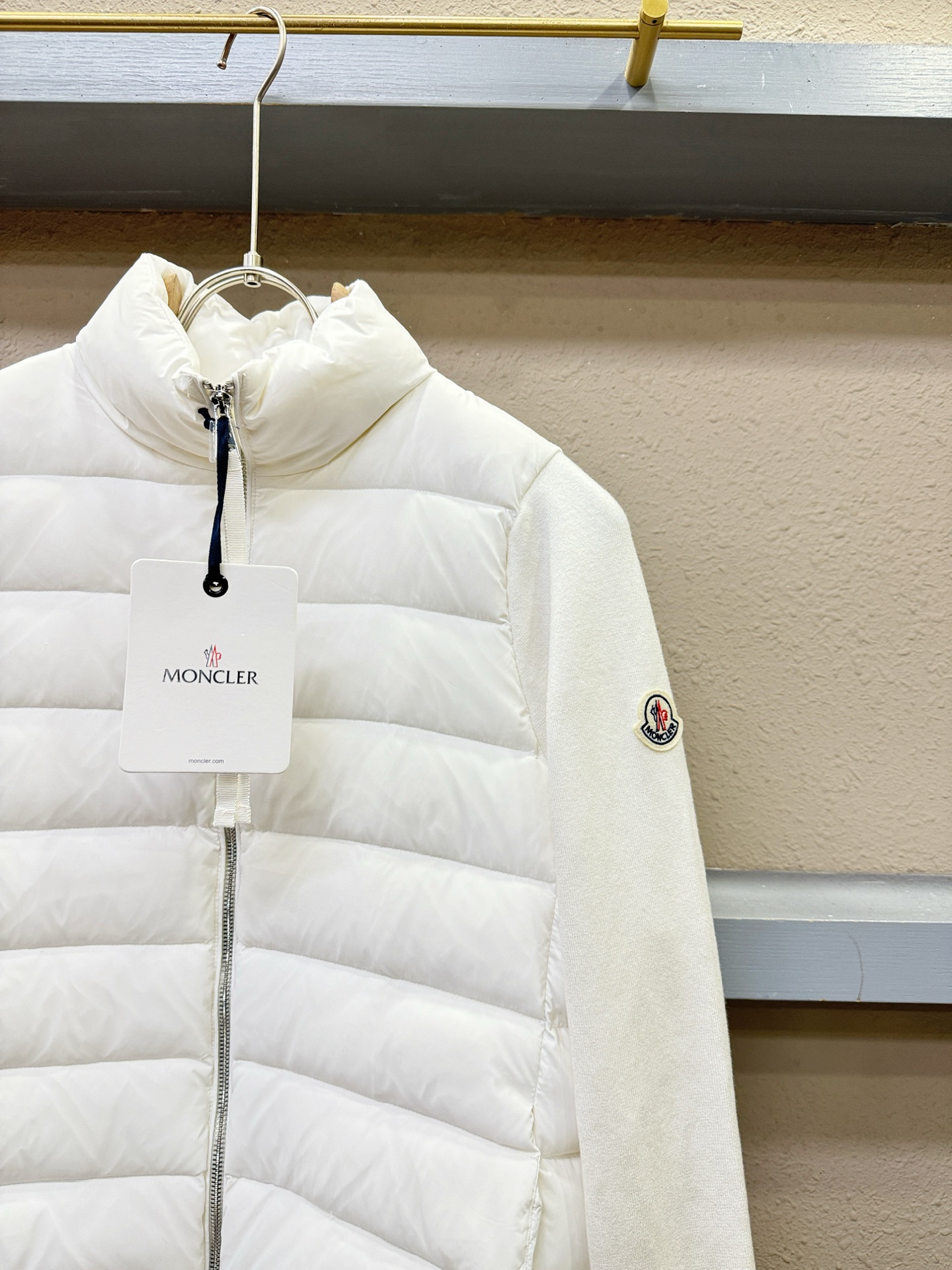爆款羽绒服 2025新品 Moncler蒙口 新款羽绒服秀场新品，品相非常完美，专柜高科技防水面料，内里90%白鹅绒填充，舒适保暖，色泽饱满诱人，非常出彩的设计，轻松将时髦感进阶，做工极为考究严谨，走线工整细致！大牌设计师巨作！上身不显臃肿、超级帅气！柜台码数: S-L
