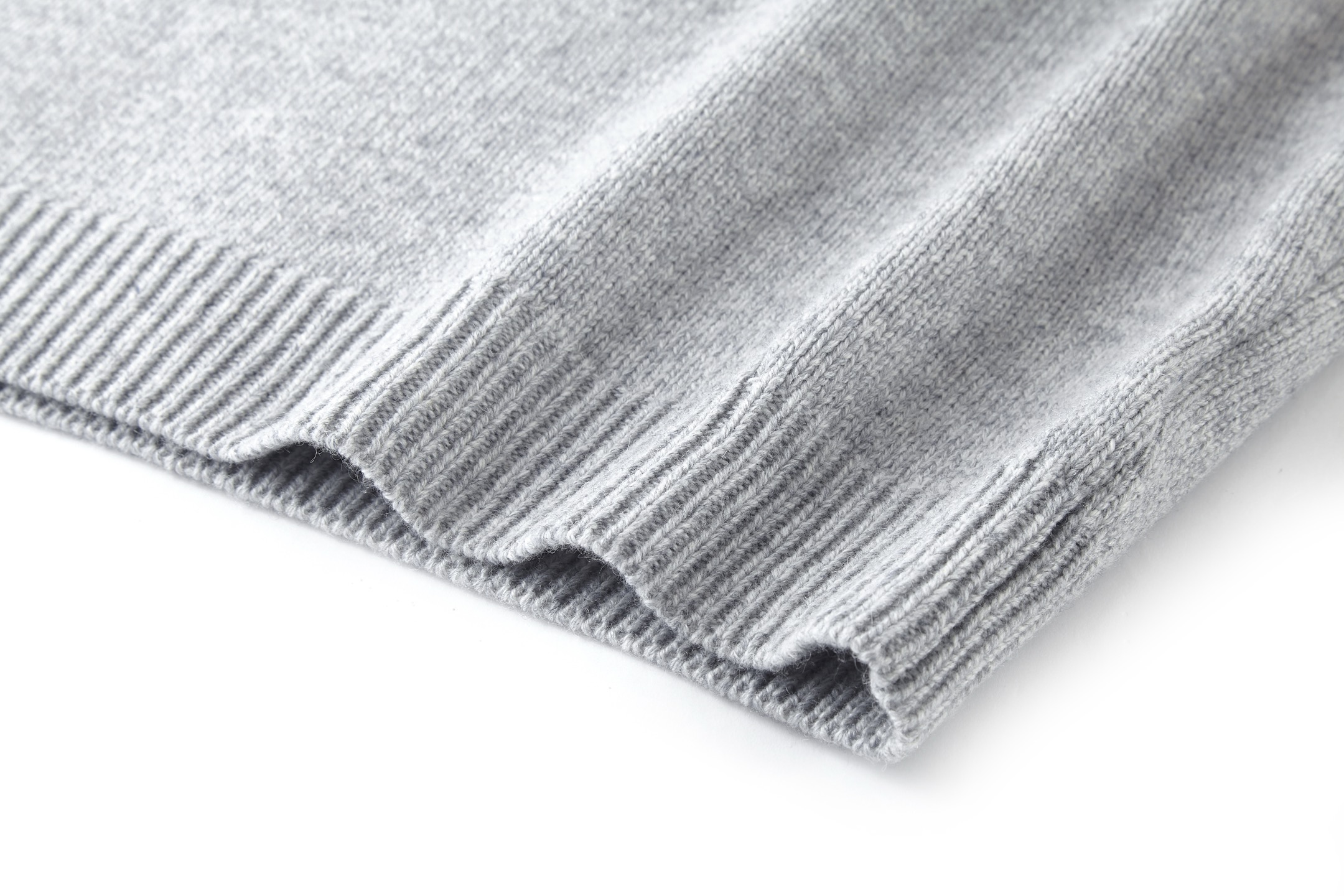 P230 1v 26SS 狐狸嵌花圆领毛衣 原版14,100购入开发，面料采用50%羊毛，15%山羊绒，35%棉。进口正7针提花工艺，胸前以花卉提花图标饰以跃功的狐狸动物做为点缀。皮标采用双层复合牛皮，面上压花品牌标识。这款长袖粗针织圆领衫，饰有灵感源自英国乡村的俏皮嵌花图案，图案中包含大号LV字母和一只衔着Monogram花卉的跃动狐狸。采用浅色绵羊毛与山羊绒混纺纱线制成，背面饰有WN牛皮革Marque L.Vuitton Dpose贴饰。温暖舒适，是本季常备品。整体走线平直细腻，面料舒适柔软，颜色一致无色差 能与同款搭配营造时尚造型，驾驭各种场合，定制辅料，三标齐全，男女同款。 Size:S-M-L-XL