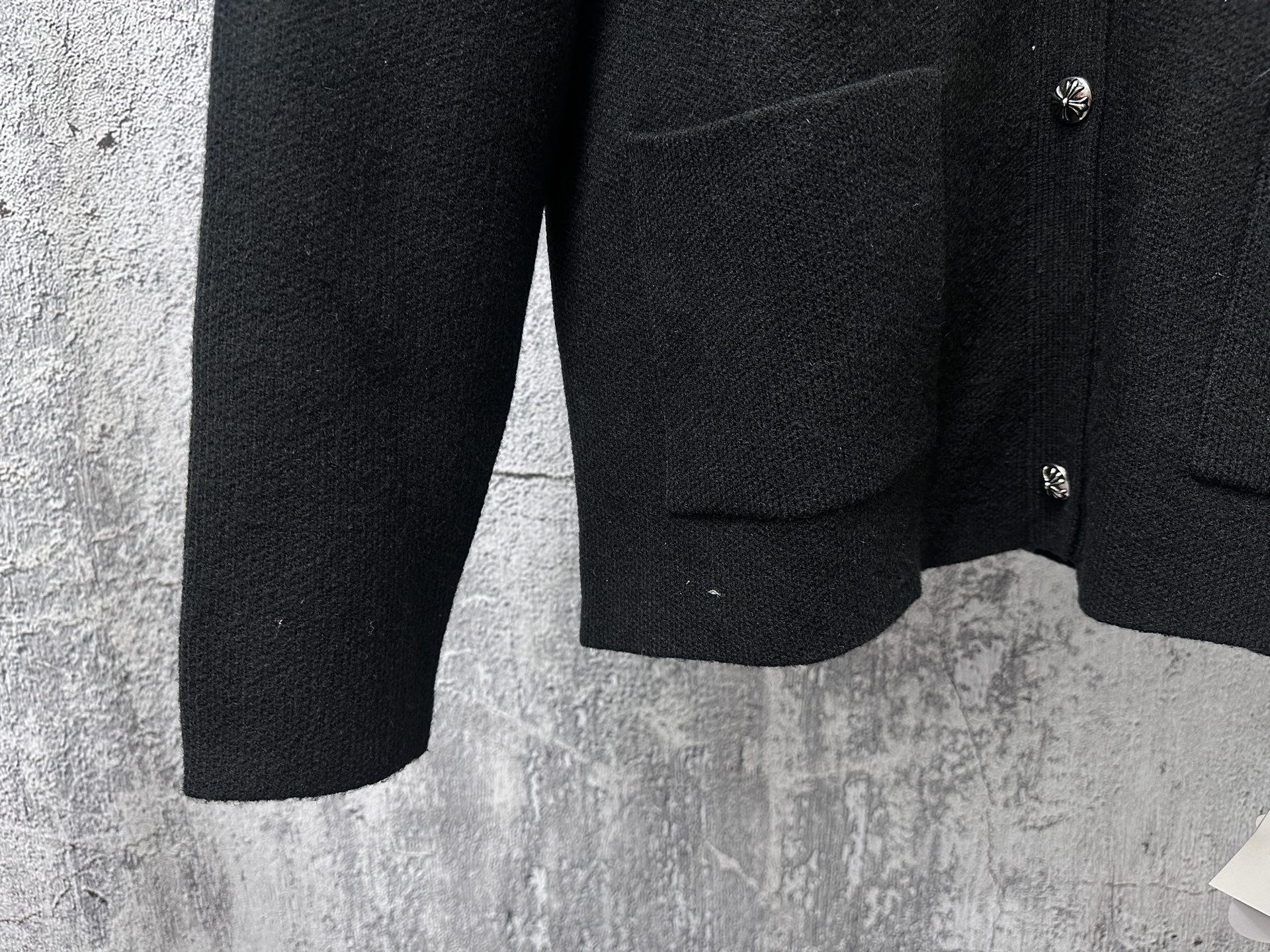 P200 【𝐶ℎ𝑟𝑜𝑚𝑒 𝐻𝑒𝑎𝑟𝑡𝑠】克罗心贴布豹纹皮标针织 历时一个月终于出货了，简直太爱了 上身真的超级帅。随意翻翻街拍 就能发现明星们都把它当作收藏级的，男女轻奢主义通勤必备单品。开发全网最高版本 从打版到做货耗时1个月，订制定制全套辅料，高端大气 档次十足！ 整件为纯棉针织毛线进口机织 颜色：黑色 尺码：S M L