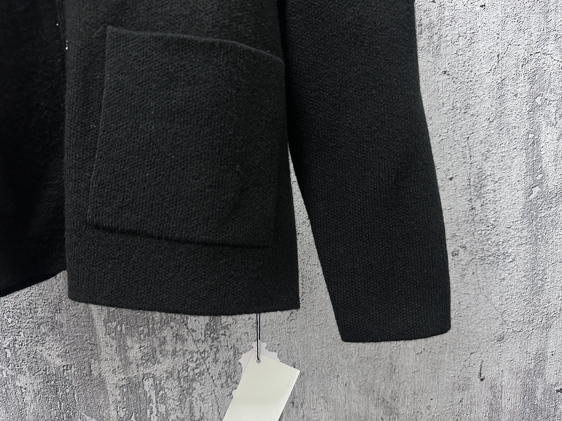 P200 【𝐶ℎ𝑟𝑜𝑚𝑒 𝐻𝑒𝑎𝑟𝑡𝑠】克罗心贴布豹纹皮标针织 历时一个月终于出货了，简直太爱了 上身真的超级帅。随意翻翻街拍 就能发现明星们都把它当作收藏级的，男女轻奢主义通勤必备单品。开发全网最高版本 从打版到做货耗时1个月，订制定制全套辅料，高端大气 档次十足！ 整件为纯棉针织毛线进口机织 颜色：黑色 尺码：S M L