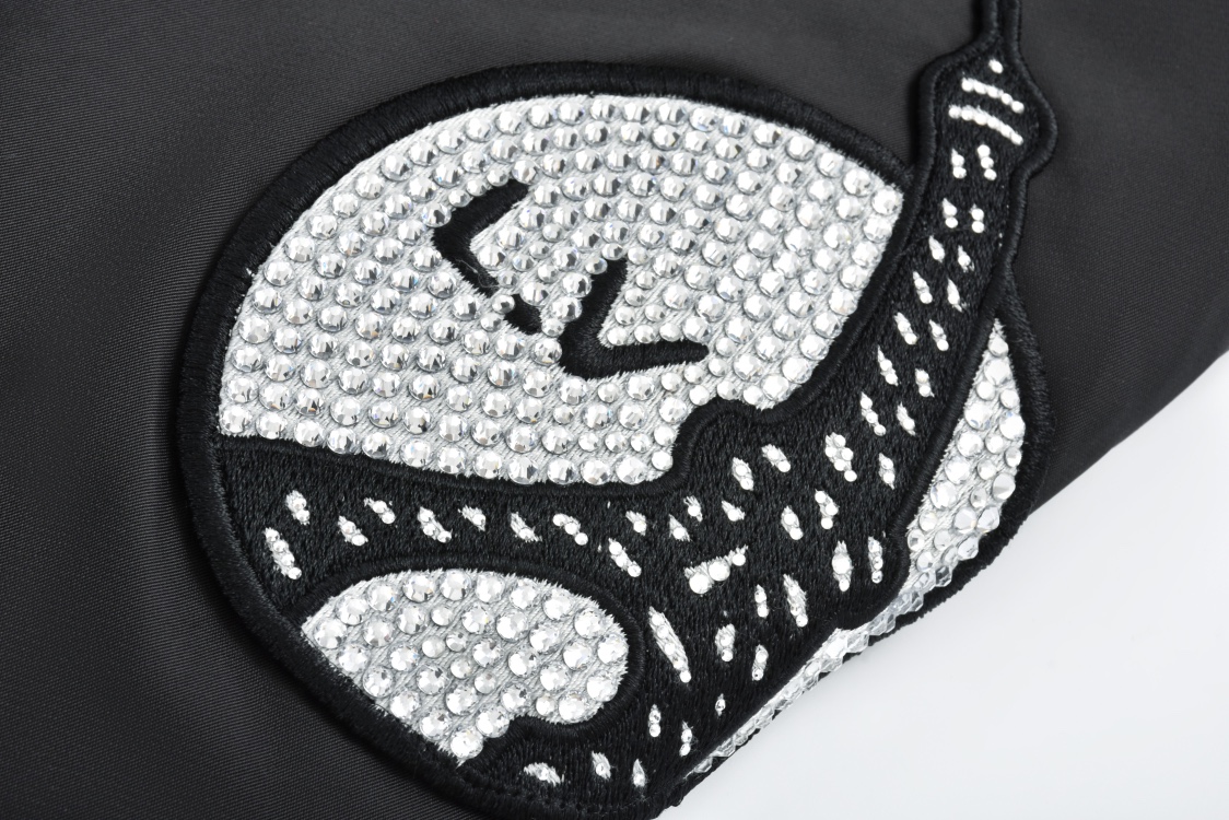 P400 1v 24SS 水钻绣章夹棉棒球服（黑色） 原版28,900购入开发，菲董联名系列。面料采用锦纶半消光斜纹布，里布采用人丝斜纹缎面，特种绣花机2200#洗水棉，绣竖条间棉里布，门襟采用夹层1200#棉，章仔采用日本进口田岛绣花机刺绣，醋酸斜纹缎面本白色打底，缎面光泽度高作为烫钻底，可以衬托光线更加四散，总共三组花型组成完整章仔图案，水钻位置全部参照原版还原位置，纯手工单规格单颗数位置数量做刷钻模版，采用仿奥钻4里跟2里两种规格，手工刷钻贴膜做烫钻花稿，烫钻花稿纯手工摆章仔，四周角落全部对绣花黑线内里落位 恒温恒时自动化压烫确保耐水洗牢度，成品钻章仔手摇绣花贴前幅裁片，左右片花型做还原花拼接处理，配套1.8cm喷亮面漆四合扣。 Size:46-48-50