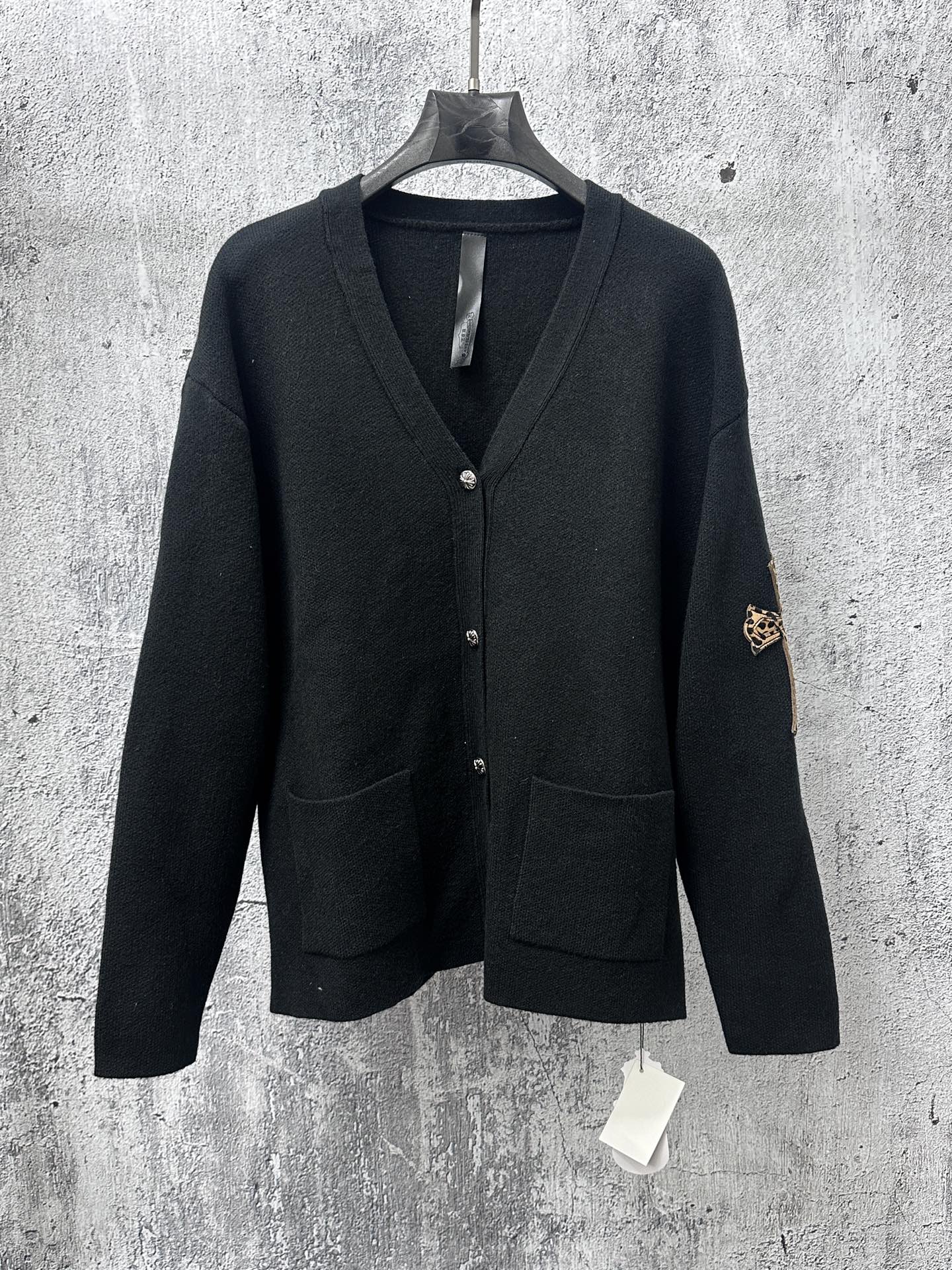 P200 【𝐶ℎ𝑟𝑜𝑚𝑒 𝐻𝑒𝑎𝑟𝑡𝑠】克罗心贴布豹纹皮标针织 历时一个月终于出货了，简直太爱了 上身真的超级帅。随意翻翻街拍 就能发现明星们都把它当作收藏级的，男女轻奢主义通勤必备单品。开发全网最高版本 从打版到做货耗时1个月，订制定制全套辅料，高端大气 档次十足！ 整件为纯棉针织毛线进口机织 颜色：黑色 尺码：S M L