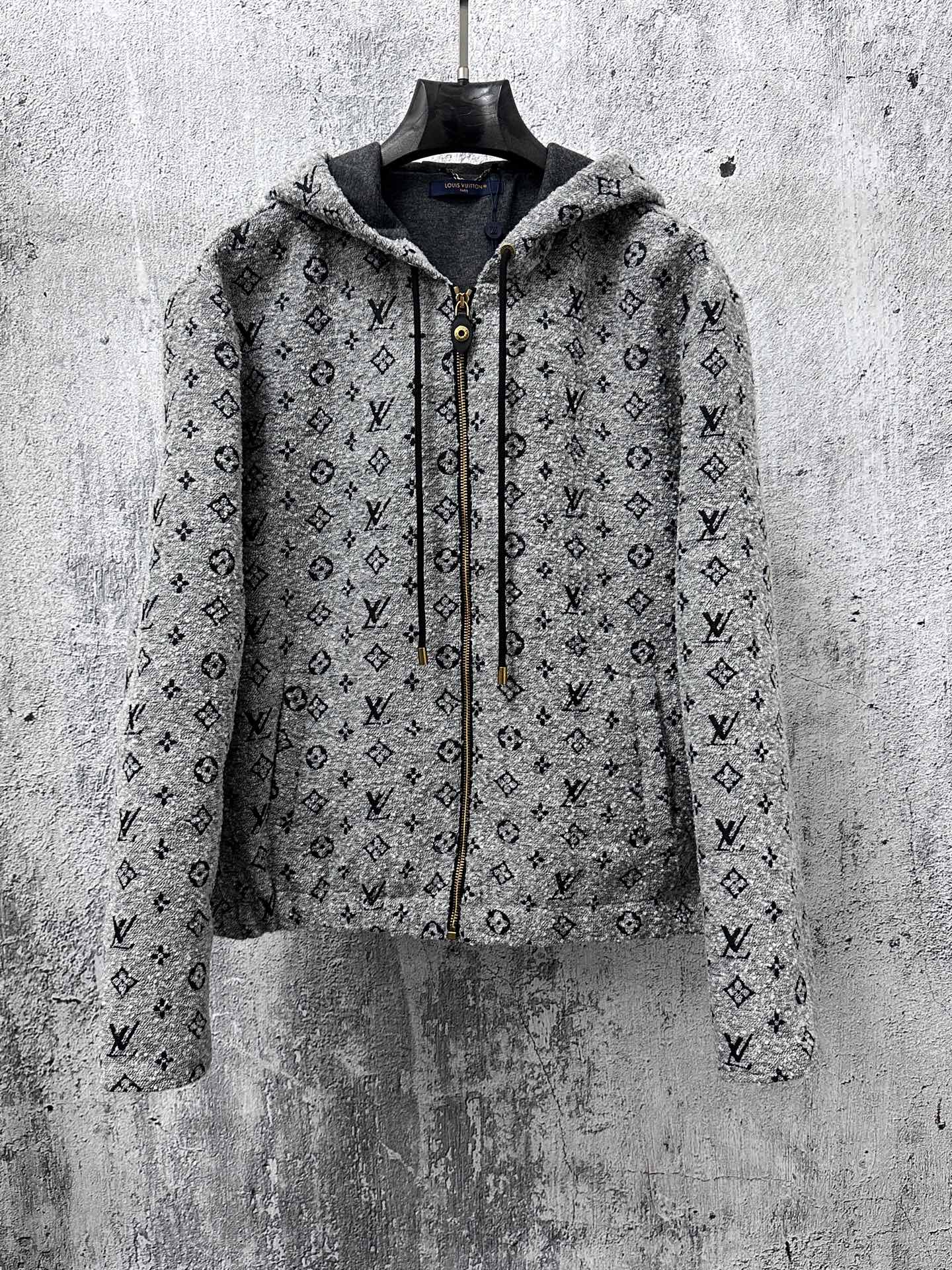 P320 【Louis vuitton】路易25秋冬老花连帽外套 Monogram连帽外套，经典老花图案+高品质羊毛混纺，柔软又保暖!金色拉链和抽绳细节超有秋冬穿超合适人。宽松版辨识度，内衬柔软舒适，男女都能轻松驾驭，休闲or街头风都能搭 尺码：S-XL