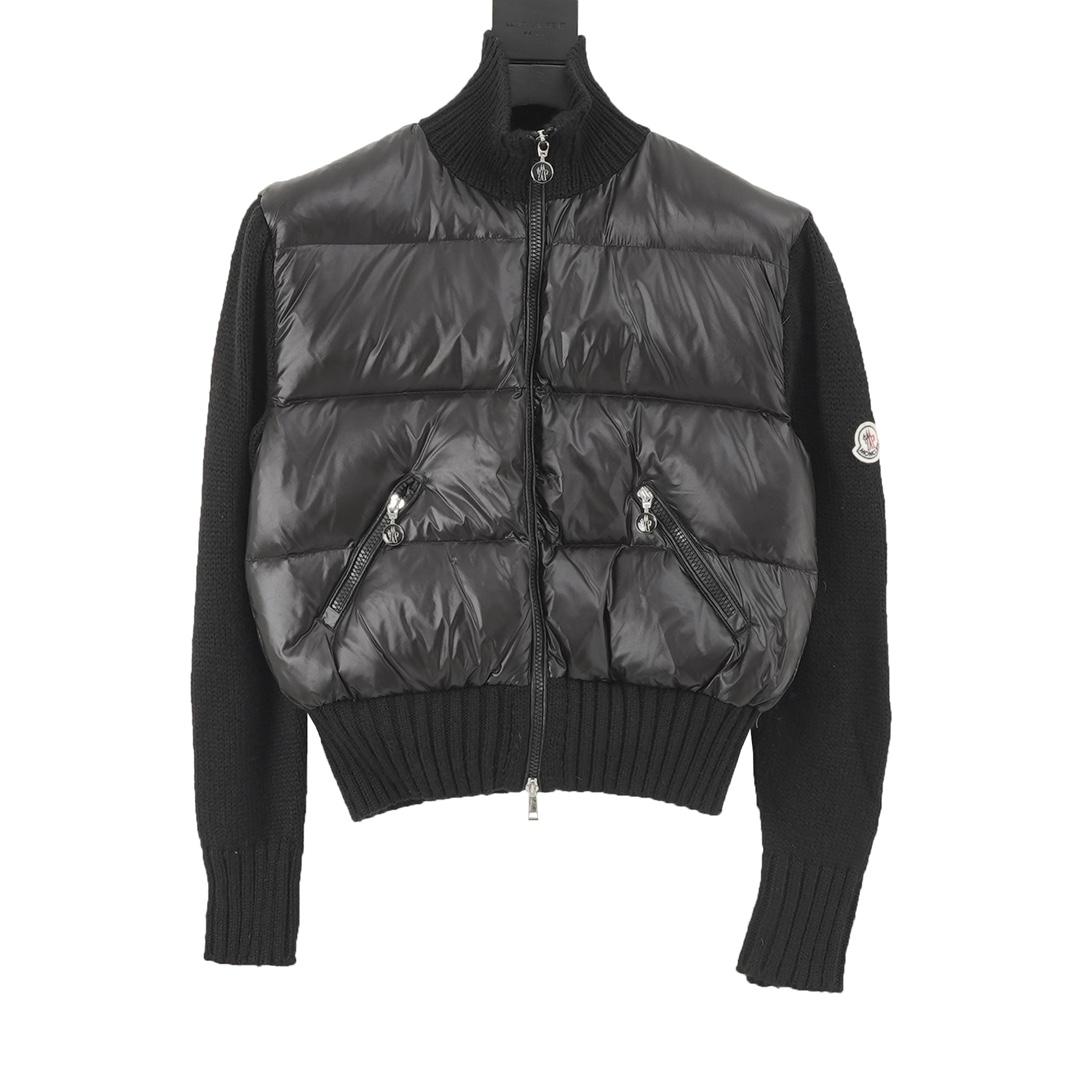 Monc*lerNEW23秋冬新款羽绒拼接夹克 #羽绒服 #日常穿搭 Monc*lerNEW23秋冬新款羽绒拼接夹克，金典立领两侧大口袋设计后背刺绣logo标志，羽绒填充实穿性同时增加了拼接流行元素~短款版型 纯色系列高级感十足!舒适时髦百搭款! 黑白两色 size：1-4