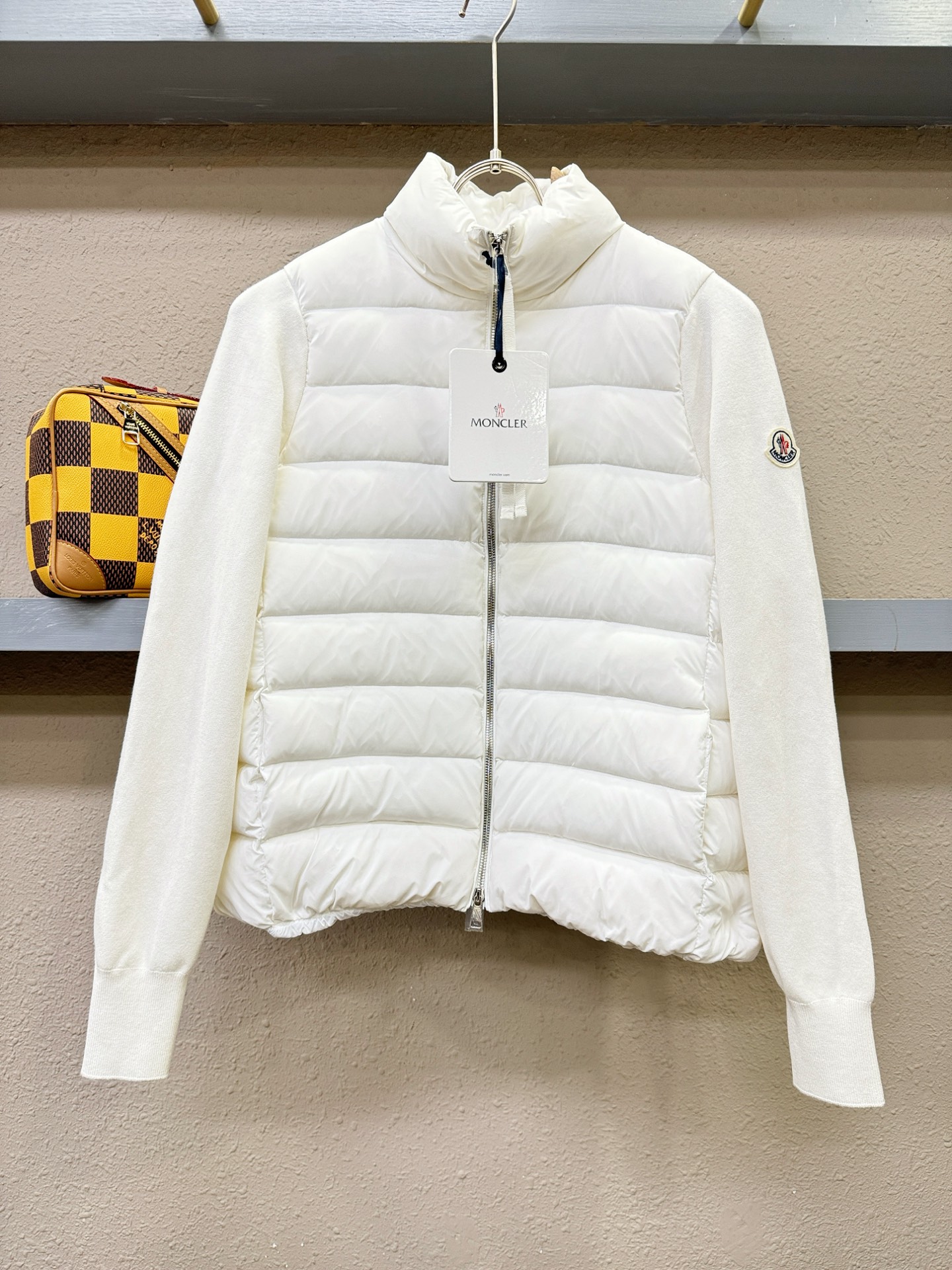 爆款羽绒服 2025新品 Moncler蒙口 新款羽绒服秀场新品，品相非常完美，专柜高科技防水面料，内里90%白鹅绒填充，舒适保暖，色泽饱满诱人，非常出彩的设计，轻松将时髦感进阶，做工极为考究严谨，走线工整细致！大牌设计师巨作！上身不显臃肿、超级帅气！柜台码数: S-L