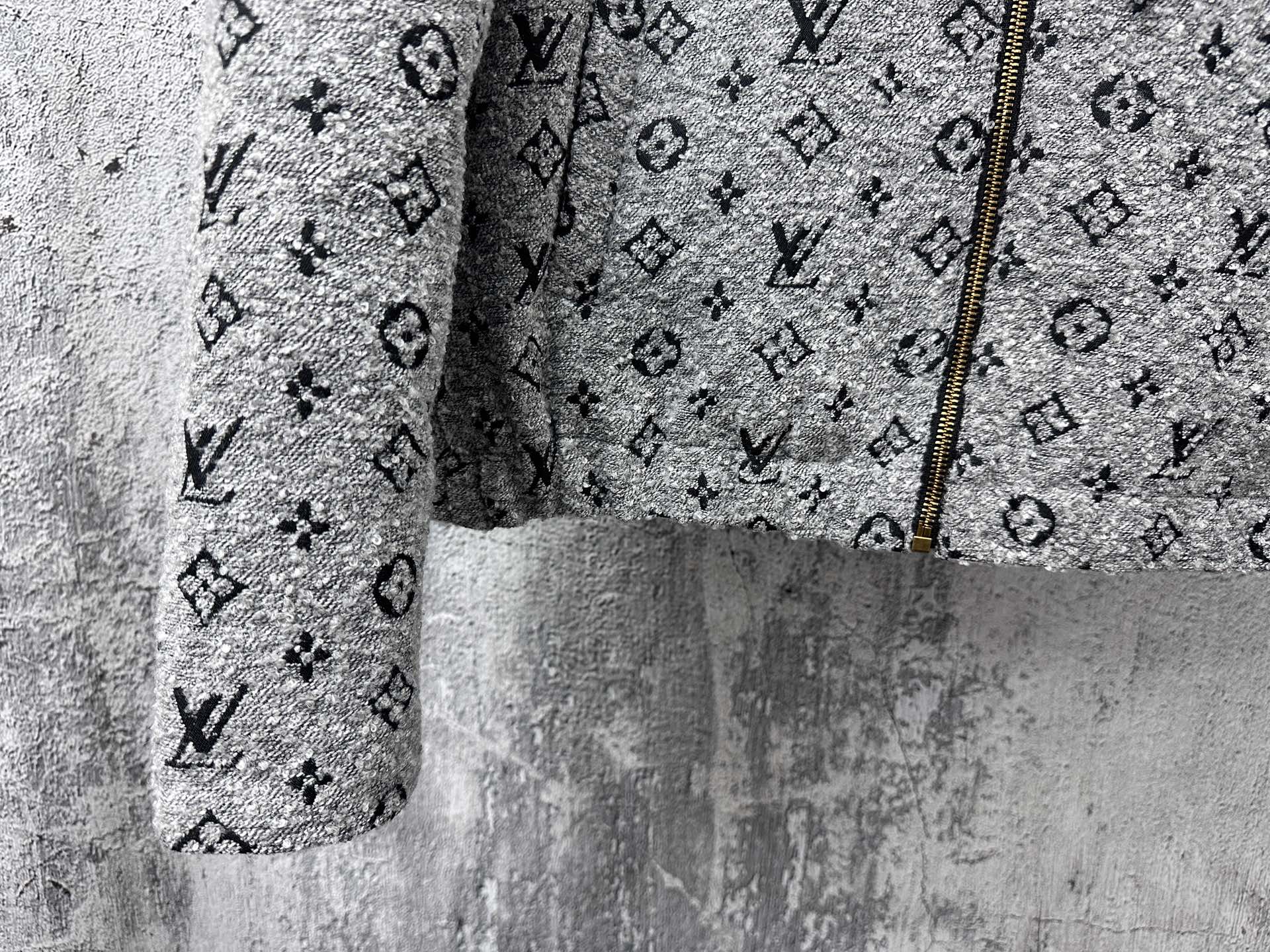 P320 【Louis vuitton】路易25秋冬老花连帽外套 Monogram连帽外套，经典老花图案+高品质羊毛混纺，柔软又保暖!金色拉链和抽绳细节超有秋冬穿超合适人。宽松版辨识度，内衬柔软舒适，男女都能轻松驾驭，休闲or街头风都能搭 尺码：S-XL