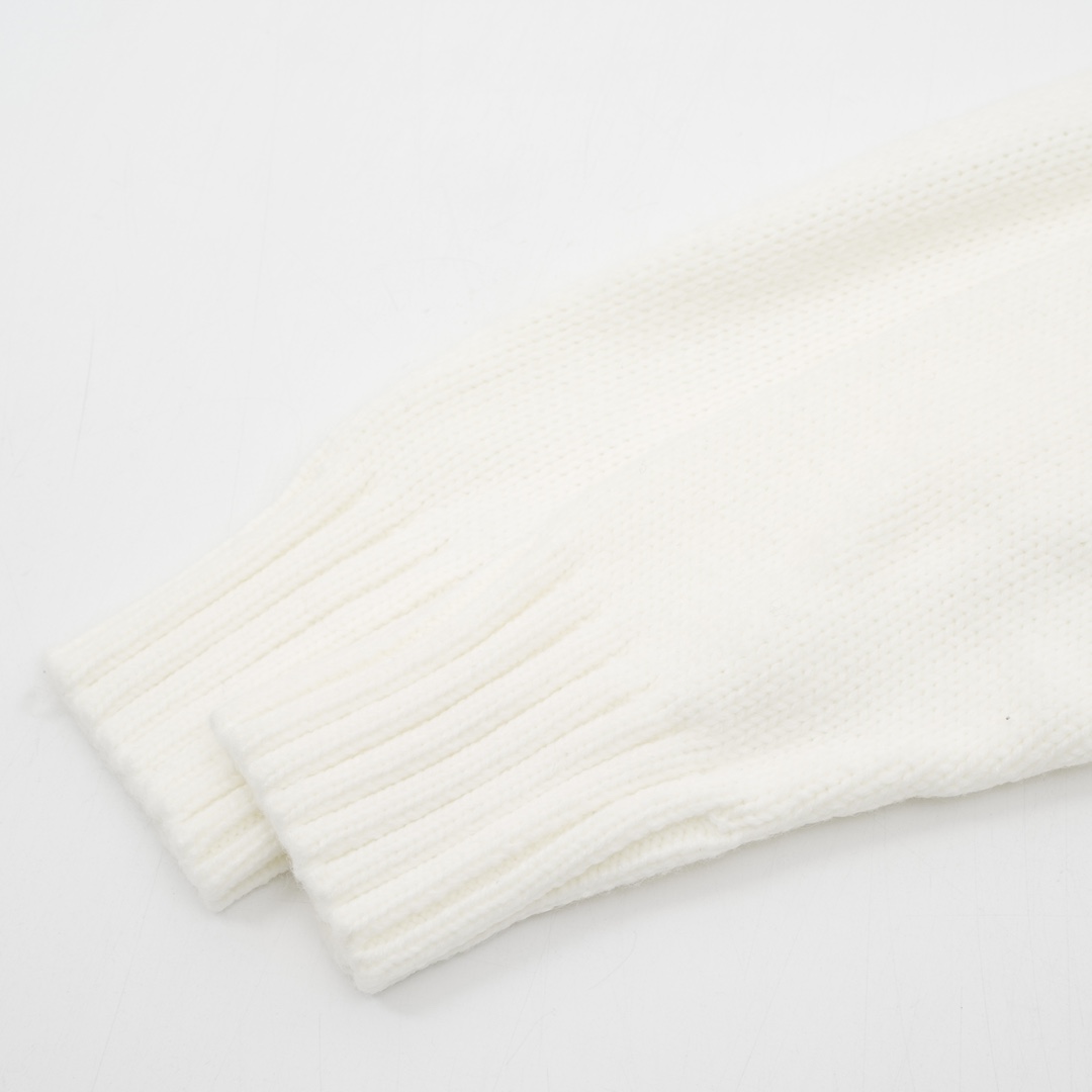 Monc*lerNEW23秋冬新款羽绒拼接夹克 #羽绒服 #日常穿搭 Monc*lerNEW23秋冬新款羽绒拼接夹克，金典立领两侧大口袋设计后背刺绣logo标志，羽绒填充实穿性同时增加了拼接流行元素~短款版型 纯色系列高级感十足!舒适时髦百搭款! 黑白两色 size：1-4