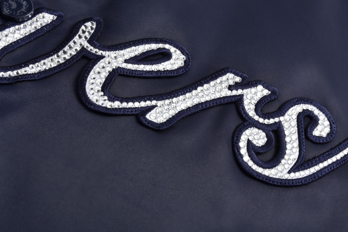 P400 1v 24FW 水钻绣章夹棉棒球服（藏青） 原版30,000购入开发，面料采用锦纶半消光斜纹布，里布采用人丝斜纹缎面，特种绣花机2200#洗水棉，绣竖条间棉里布，门襟采用夹层1200#棉，章仔采用日本进口田岛绣花机刺绣，醋酸斜纹缎面本白色打底，缎面光泽度高作为烫钻底，可以衬托光线更加四散，总共三组花型组成完整章仔图案，水钻位置全部参照原版还原位置，纯手工单规格单颗数位置数量做刷钻模版，采用仿奥钻4里跟2里两种规格，手工刷钻贴膜做烫钻花稿，烫钻花稿纯手工摆章仔，四周角落全部对绣花黑线内里落位 恒温恒时自动化压烫确保耐水洗牢度，成品钻章仔手摇绣花贴前幅裁片，左右片花型做还原花拼接处理，配套1.8cm喷亮面漆四合扣。三标辅料配套齐全，面包服OS廓形剪裁，容纳任何身形，区别市场错色版本。 Size:46-48-50