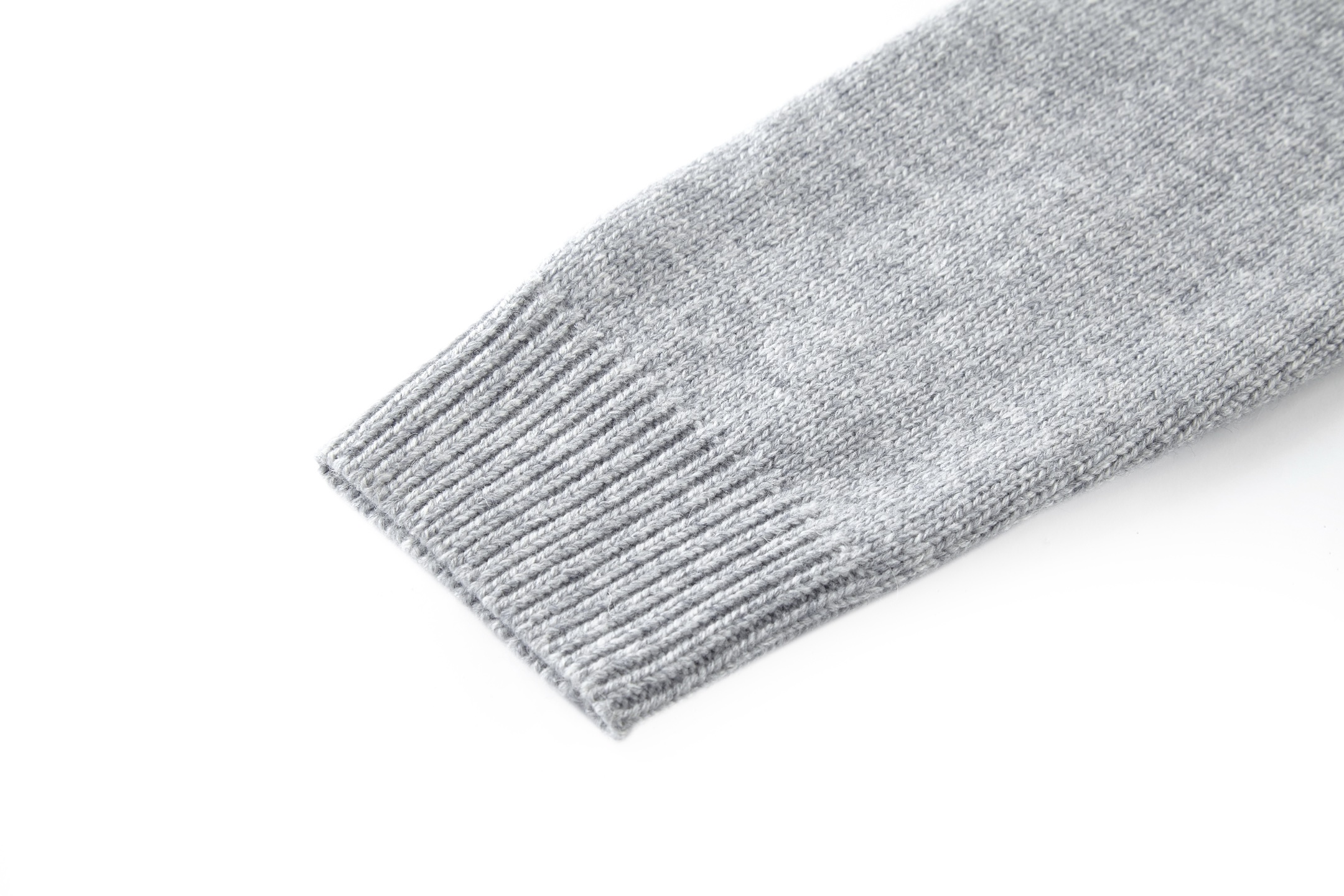 P230 1v 26SS 狐狸嵌花圆领毛衣 原版14,100购入开发，面料采用50%羊毛，15%山羊绒，35%棉。进口正7针提花工艺，胸前以花卉提花图标饰以跃功的狐狸动物做为点缀。皮标采用双层复合牛皮，面上压花品牌标识。这款长袖粗针织圆领衫，饰有灵感源自英国乡村的俏皮嵌花图案，图案中包含大号LV字母和一只衔着Monogram花卉的跃动狐狸。采用浅色绵羊毛与山羊绒混纺纱线制成，背面饰有WN牛皮革Marque L.Vuitton Dpose贴饰。温暖舒适，是本季常备品。整体走线平直细腻，面料舒适柔软，颜色一致无色差 能与同款搭配营造时尚造型，驾驭各种场合，定制辅料，三标齐全，男女同款。 Size:S-M-L-XL