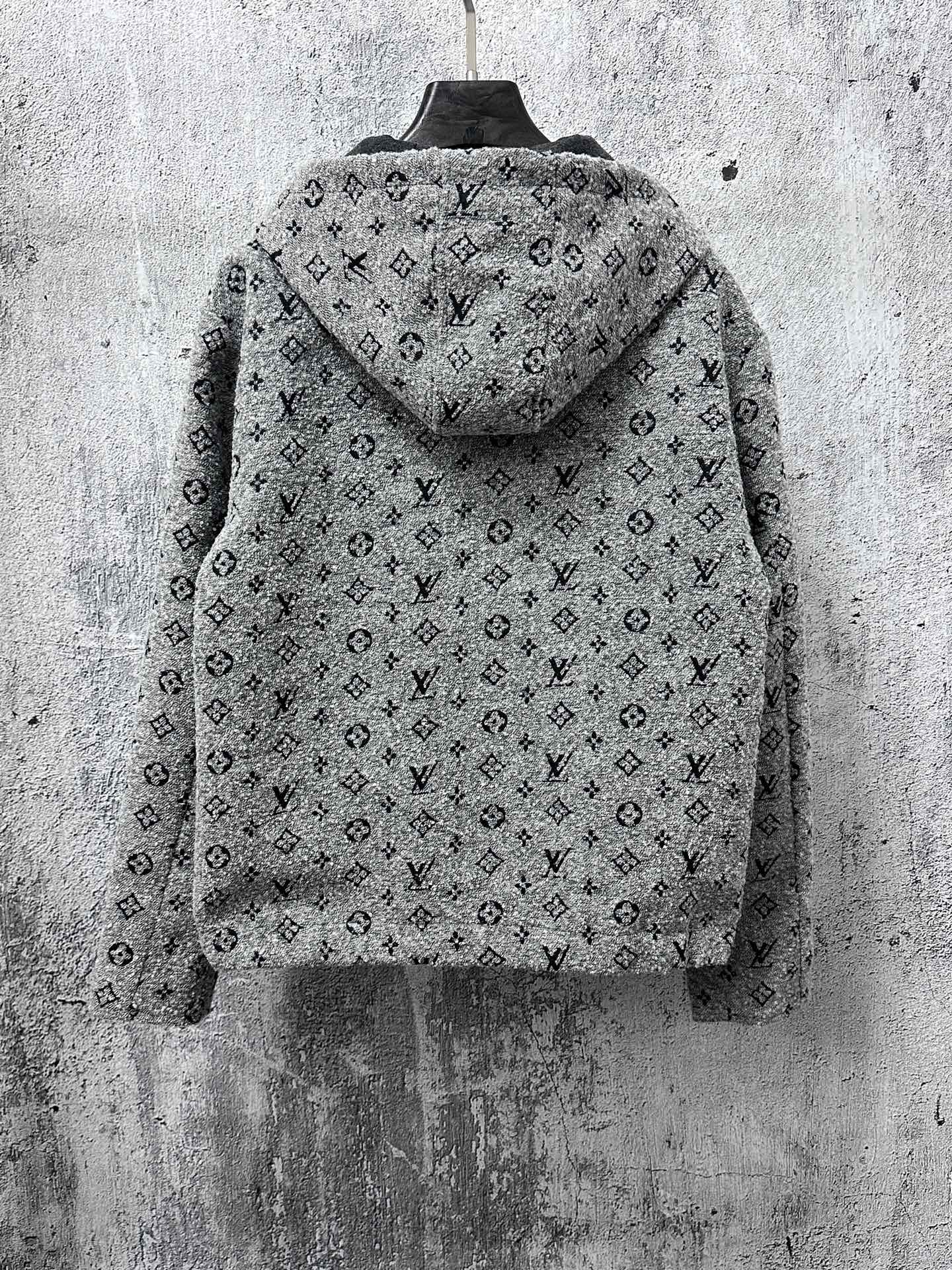 P320 【Louis vuitton】路易25秋冬老花连帽外套 Monogram连帽外套，经典老花图案+高品质羊毛混纺，柔软又保暖!金色拉链和抽绳细节超有秋冬穿超合适人。宽松版辨识度，内衬柔软舒适，男女都能轻松驾驭，休闲or街头风都能搭 尺码：S-XL