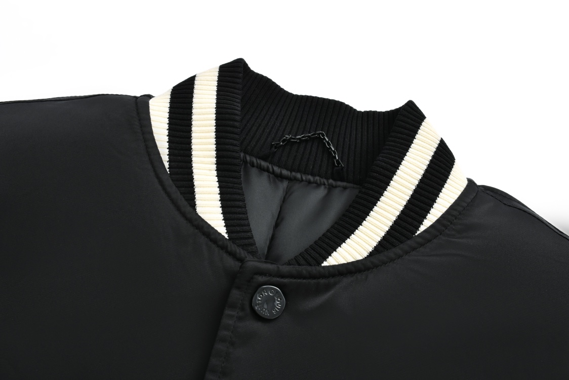 P400 1v 24SS 水钻绣章夹棉棒球服（黑色） 原版28,900购入开发，菲董联名系列。面料采用锦纶半消光斜纹布，里布采用人丝斜纹缎面，特种绣花机2200#洗水棉，绣竖条间棉里布，门襟采用夹层1200#棉，章仔采用日本进口田岛绣花机刺绣，醋酸斜纹缎面本白色打底，缎面光泽度高作为烫钻底，可以衬托光线更加四散，总共三组花型组成完整章仔图案，水钻位置全部参照原版还原位置，纯手工单规格单颗数位置数量做刷钻模版，采用仿奥钻4里跟2里两种规格，手工刷钻贴膜做烫钻花稿，烫钻花稿纯手工摆章仔，四周角落全部对绣花黑线内里落位 恒温恒时自动化压烫确保耐水洗牢度，成品钻章仔手摇绣花贴前幅裁片，左右片花型做还原花拼接处理，配套1.8cm喷亮面漆四合扣。 Size:46-48-50