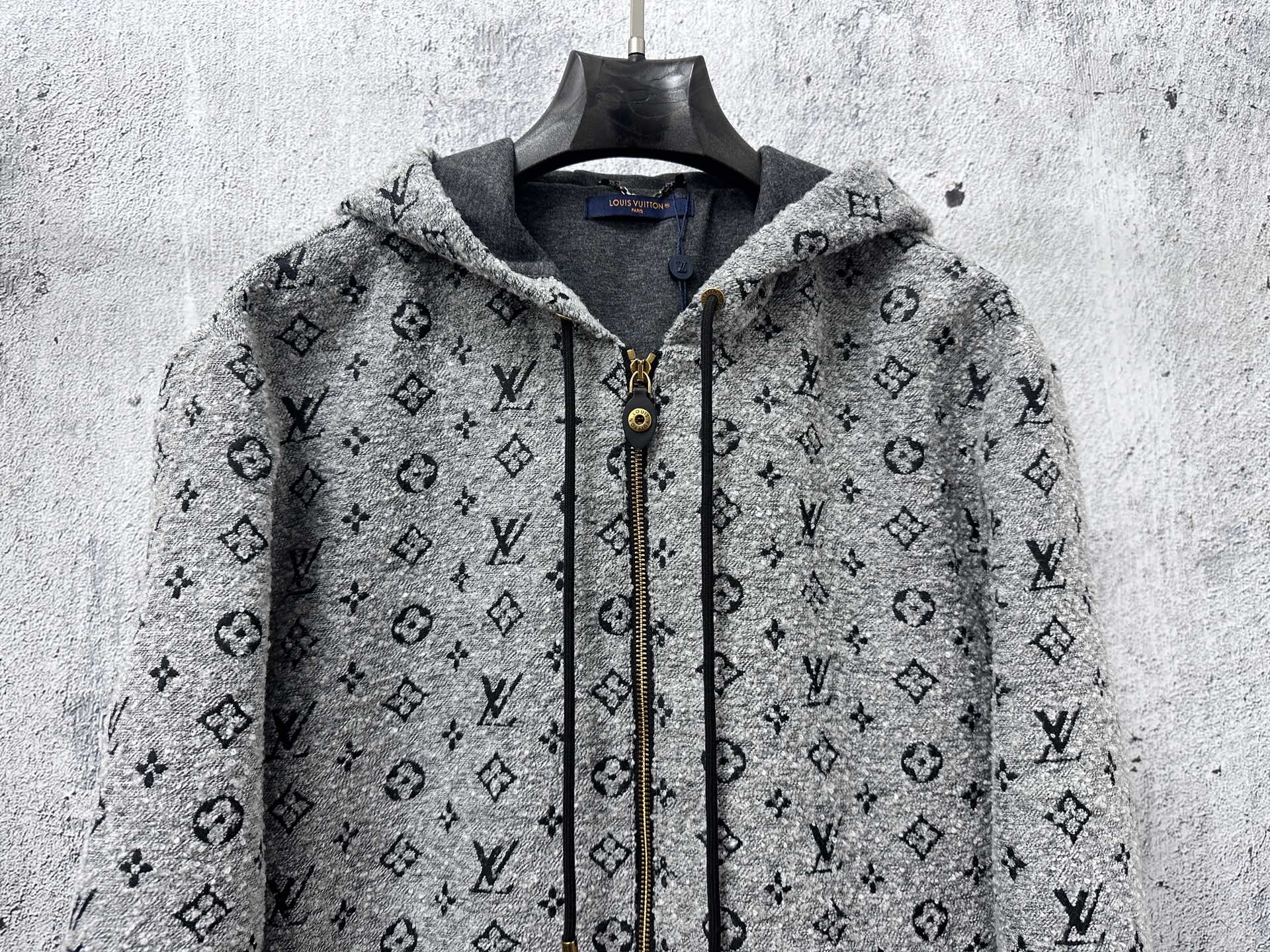 P320 【Louis vuitton】路易25秋冬老花连帽外套 Monogram连帽外套，经典老花图案+高品质羊毛混纺，柔软又保暖!金色拉链和抽绳细节超有秋冬穿超合适人。宽松版辨识度，内衬柔软舒适，男女都能轻松驾驭，休闲or街头风都能搭 尺码：S-XL