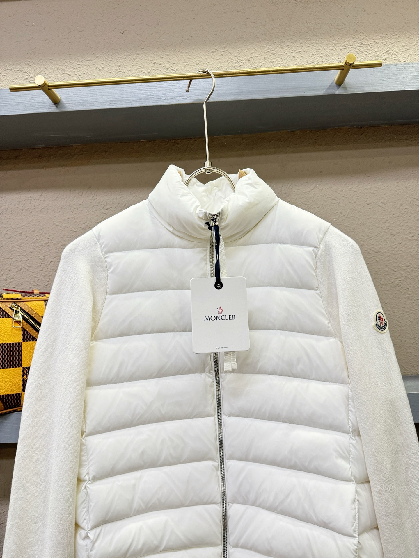 爆款羽绒服 2025新品 Moncler蒙口 新款羽绒服秀场新品，品相非常完美，专柜高科技防水面料，内里90%白鹅绒填充，舒适保暖，色泽饱满诱人，非常出彩的设计，轻松将时髦感进阶，做工极为考究严谨，走线工整细致！大牌设计师巨作！上身不显臃肿、超级帅气！柜台码数: S-L