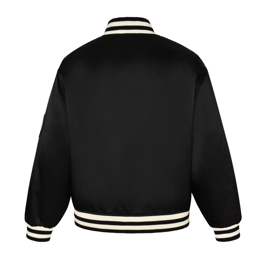 P400 1v 24SS 水钻绣章夹棉棒球服（黑色） 原版28,900购入开发，菲董联名系列。面料采用锦纶半消光斜纹布，里布采用人丝斜纹缎面，特种绣花机2200#洗水棉，绣竖条间棉里布，门襟采用夹层1200#棉，章仔采用日本进口田岛绣花机刺绣，醋酸斜纹缎面本白色打底，缎面光泽度高作为烫钻底，可以衬托光线更加四散，总共三组花型组成完整章仔图案，水钻位置全部参照原版还原位置，纯手工单规格单颗数位置数量做刷钻模版，采用仿奥钻4里跟2里两种规格，手工刷钻贴膜做烫钻花稿，烫钻花稿纯手工摆章仔，四周角落全部对绣花黑线内里落位 恒温恒时自动化压烫确保耐水洗牢度，成品钻章仔手摇绣花贴前幅裁片，左右片花型做还原花拼接处理，配套1.8cm喷亮面漆四合扣。 Size:46-48-50