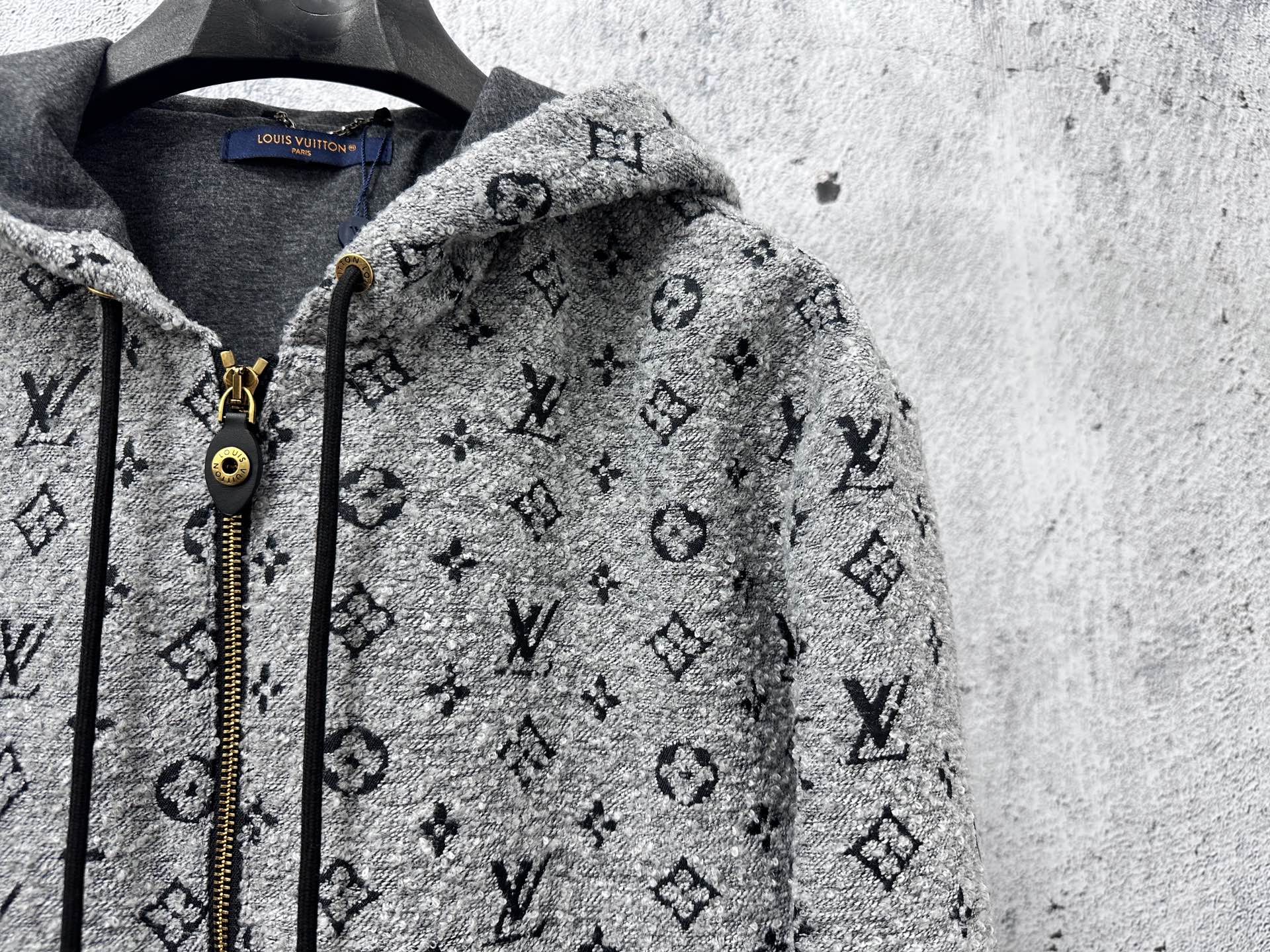 P320 【Louis vuitton】路易25秋冬老花连帽外套 Monogram连帽外套，经典老花图案+高品质羊毛混纺，柔软又保暖!金色拉链和抽绳细节超有秋冬穿超合适人。宽松版辨识度，内衬柔软舒适，男女都能轻松驾驭，休闲or街头风都能搭 尺码：S-XL