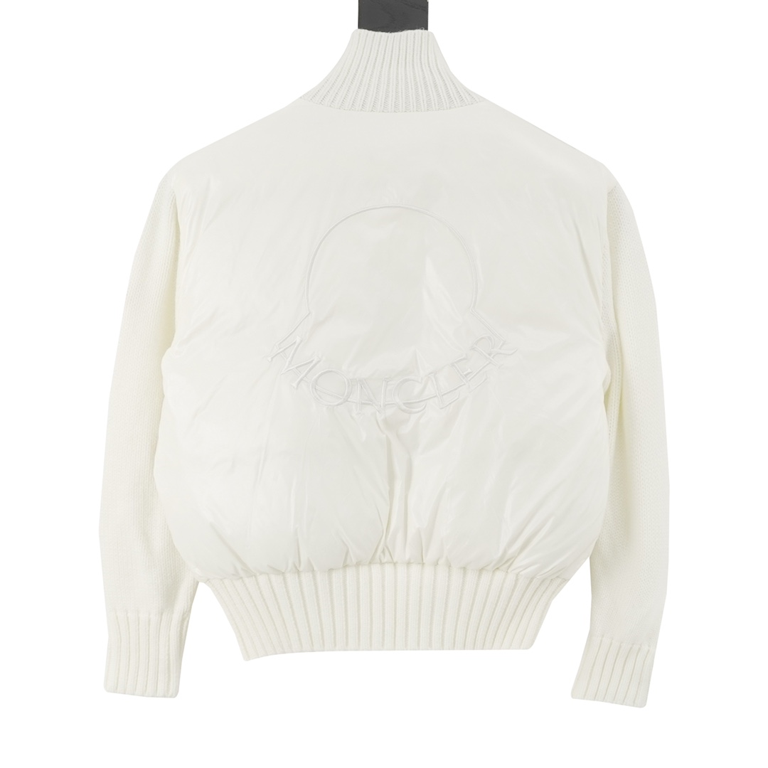 Monc*lerNEW23秋冬新款羽绒拼接夹克 #羽绒服 #日常穿搭 Monc*lerNEW23秋冬新款羽绒拼接夹克，金典立领两侧大口袋设计后背刺绣logo标志，羽绒填充实穿性同时增加了拼接流行元素~短款版型 纯色系列高级感十足!舒适时髦百搭款! 黑白两色 size：1-4