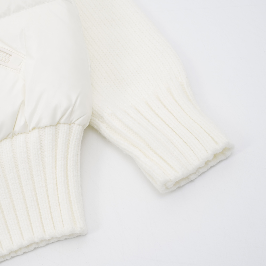 Monc*lerNEW23秋冬新款羽绒拼接夹克 #羽绒服 #日常穿搭 Monc*lerNEW23秋冬新款羽绒拼接夹克，金典立领两侧大口袋设计后背刺绣logo标志，羽绒填充实穿性同时增加了拼接流行元素~短款版型 纯色系列高级感十足!舒适时髦百搭款! 黑白两色 size：1-4