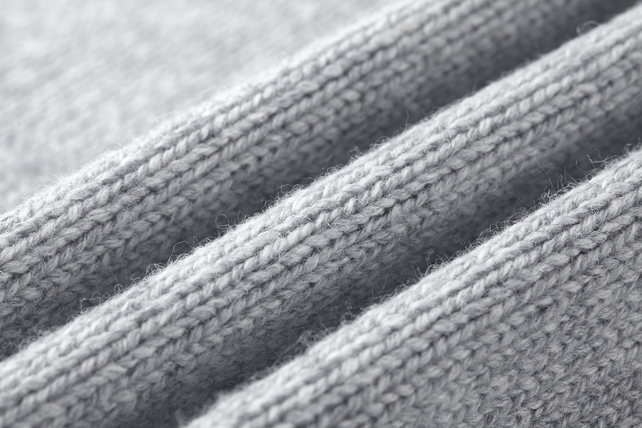 P230 1v 26SS 狐狸嵌花圆领毛衣 原版14,100购入开发，面料采用50%羊毛，15%山羊绒，35%棉。进口正7针提花工艺，胸前以花卉提花图标饰以跃功的狐狸动物做为点缀。皮标采用双层复合牛皮，面上压花品牌标识。这款长袖粗针织圆领衫，饰有灵感源自英国乡村的俏皮嵌花图案，图案中包含大号LV字母和一只衔着Monogram花卉的跃动狐狸。采用浅色绵羊毛与山羊绒混纺纱线制成，背面饰有WN牛皮革Marque L.Vuitton Dpose贴饰。温暖舒适，是本季常备品。整体走线平直细腻，面料舒适柔软，颜色一致无色差 能与同款搭配营造时尚造型，驾驭各种场合，定制辅料，三标齐全，男女同款。 Size:S-M-L-XL