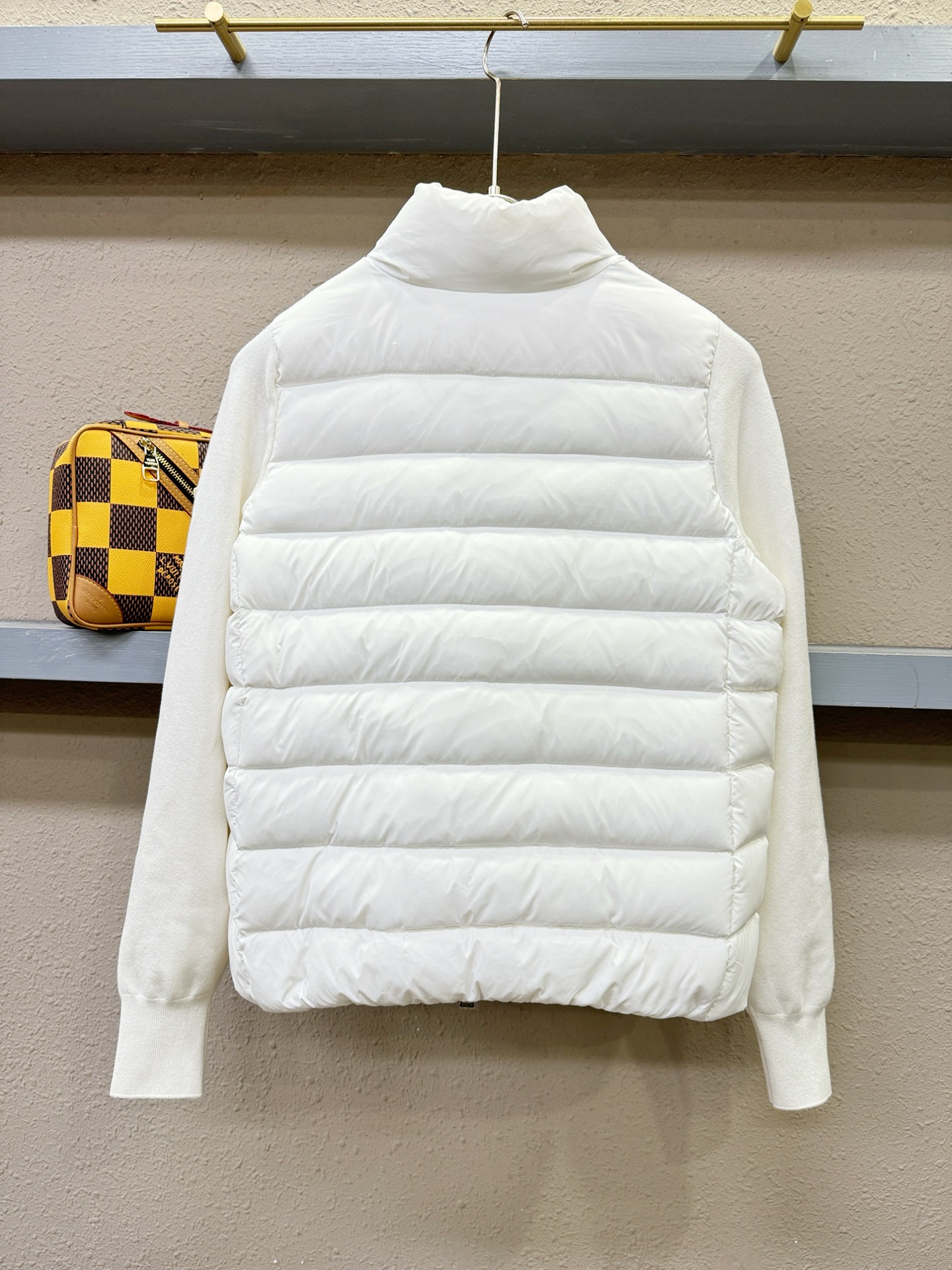 爆款羽绒服 2025新品 Moncler蒙口 新款羽绒服秀场新品，品相非常完美，专柜高科技防水面料，内里90%白鹅绒填充，舒适保暖，色泽饱满诱人，非常出彩的设计，轻松将时髦感进阶，做工极为考究严谨，走线工整细致！大牌设计师巨作！上身不显臃肿、超级帅气！柜台码数: S-L