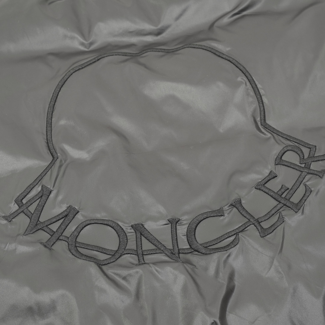 Monc*lerNEW23秋冬新款羽绒拼接夹克 #羽绒服 #日常穿搭 Monc*lerNEW23秋冬新款羽绒拼接夹克，金典立领两侧大口袋设计后背刺绣logo标志，羽绒填充实穿性同时增加了拼接流行元素~短款版型 纯色系列高级感十足!舒适时髦百搭款! 黑白两色 size：1-4