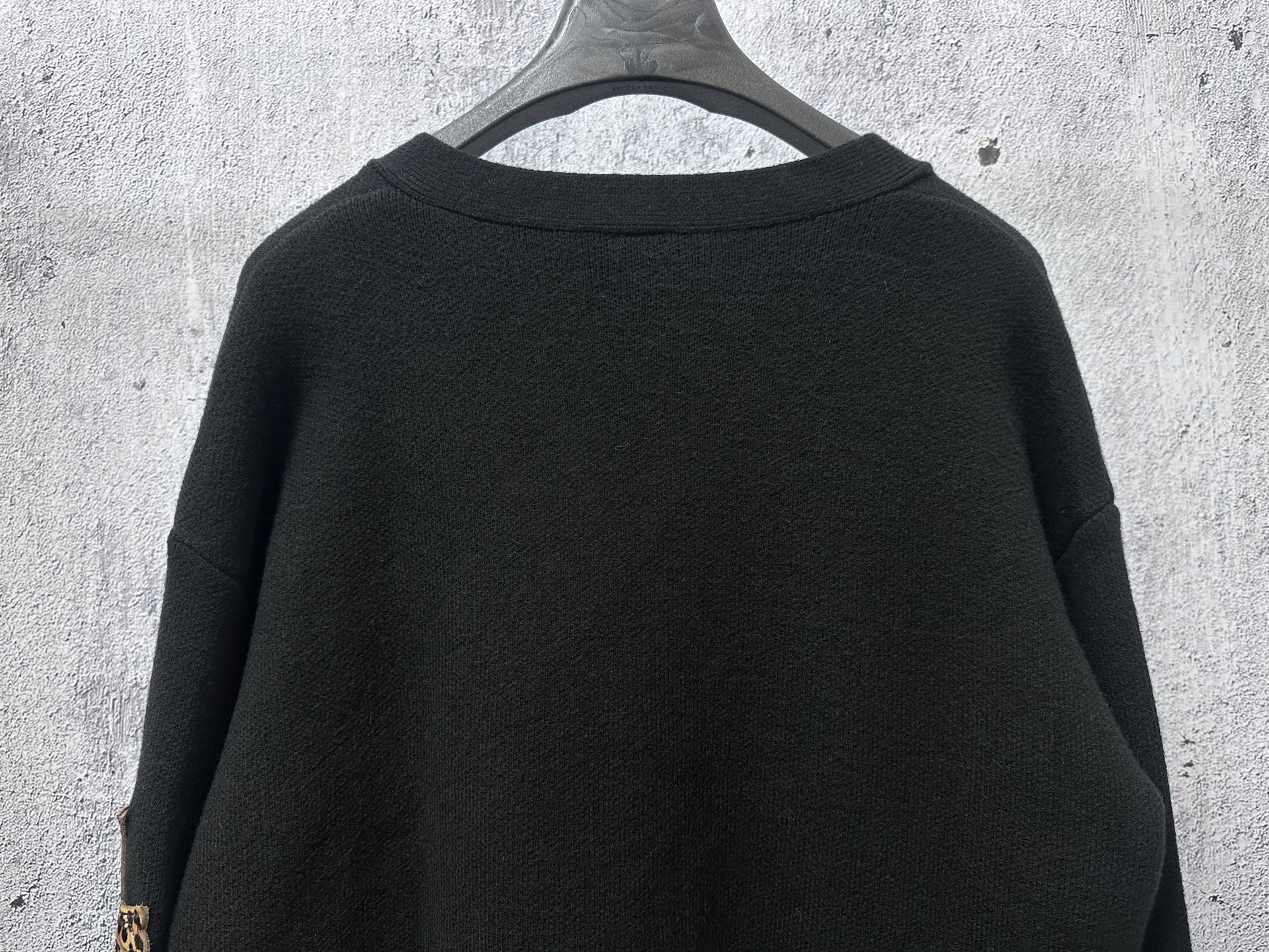 P200 【𝐶ℎ𝑟𝑜𝑚𝑒 𝐻𝑒𝑎𝑟𝑡𝑠】克罗心贴布豹纹皮标针织 历时一个月终于出货了，简直太爱了 上身真的超级帅。随意翻翻街拍 就能发现明星们都把它当作收藏级的，男女轻奢主义通勤必备单品。开发全网最高版本 从打版到做货耗时1个月，订制定制全套辅料，高端大气 档次十足！ 整件为纯棉针织毛线进口机织 颜色：黑色 尺码：S M L