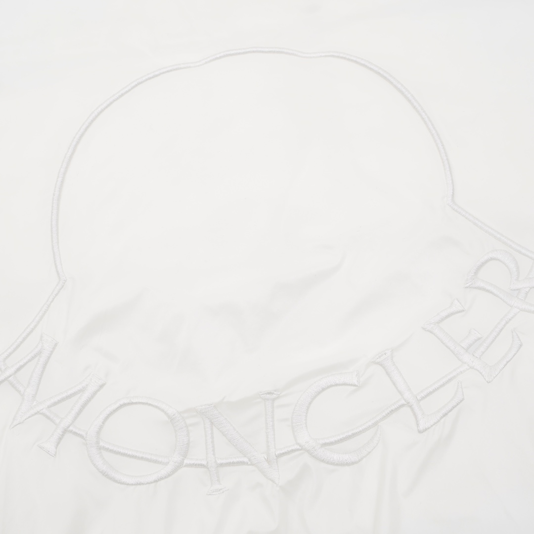 Monc*lerNEW23秋冬新款羽绒拼接夹克 #羽绒服 #日常穿搭 Monc*lerNEW23秋冬新款羽绒拼接夹克，金典立领两侧大口袋设计后背刺绣logo标志，羽绒填充实穿性同时增加了拼接流行元素~短款版型 纯色系列高级感十足!舒适时髦百搭款! 黑白两色 size：1-4