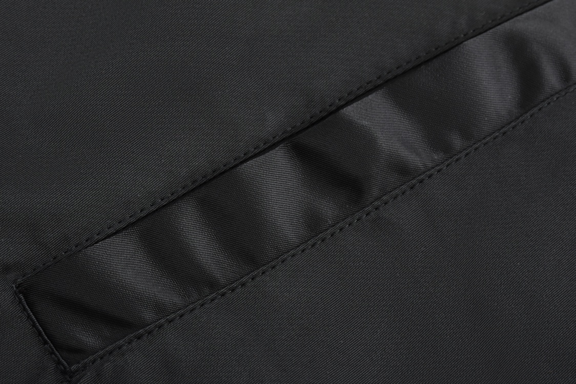 P400 1v 24SS 水钻绣章夹棉棒球服（黑色） 原版28,900购入开发，菲董联名系列。面料采用锦纶半消光斜纹布，里布采用人丝斜纹缎面，特种绣花机2200#洗水棉，绣竖条间棉里布，门襟采用夹层1200#棉，章仔采用日本进口田岛绣花机刺绣，醋酸斜纹缎面本白色打底，缎面光泽度高作为烫钻底，可以衬托光线更加四散，总共三组花型组成完整章仔图案，水钻位置全部参照原版还原位置，纯手工单规格单颗数位置数量做刷钻模版，采用仿奥钻4里跟2里两种规格，手工刷钻贴膜做烫钻花稿，烫钻花稿纯手工摆章仔，四周角落全部对绣花黑线内里落位 恒温恒时自动化压烫确保耐水洗牢度，成品钻章仔手摇绣花贴前幅裁片，左右片花型做还原花拼接处理，配套1.8cm喷亮面漆四合扣。 Size:46-48-50