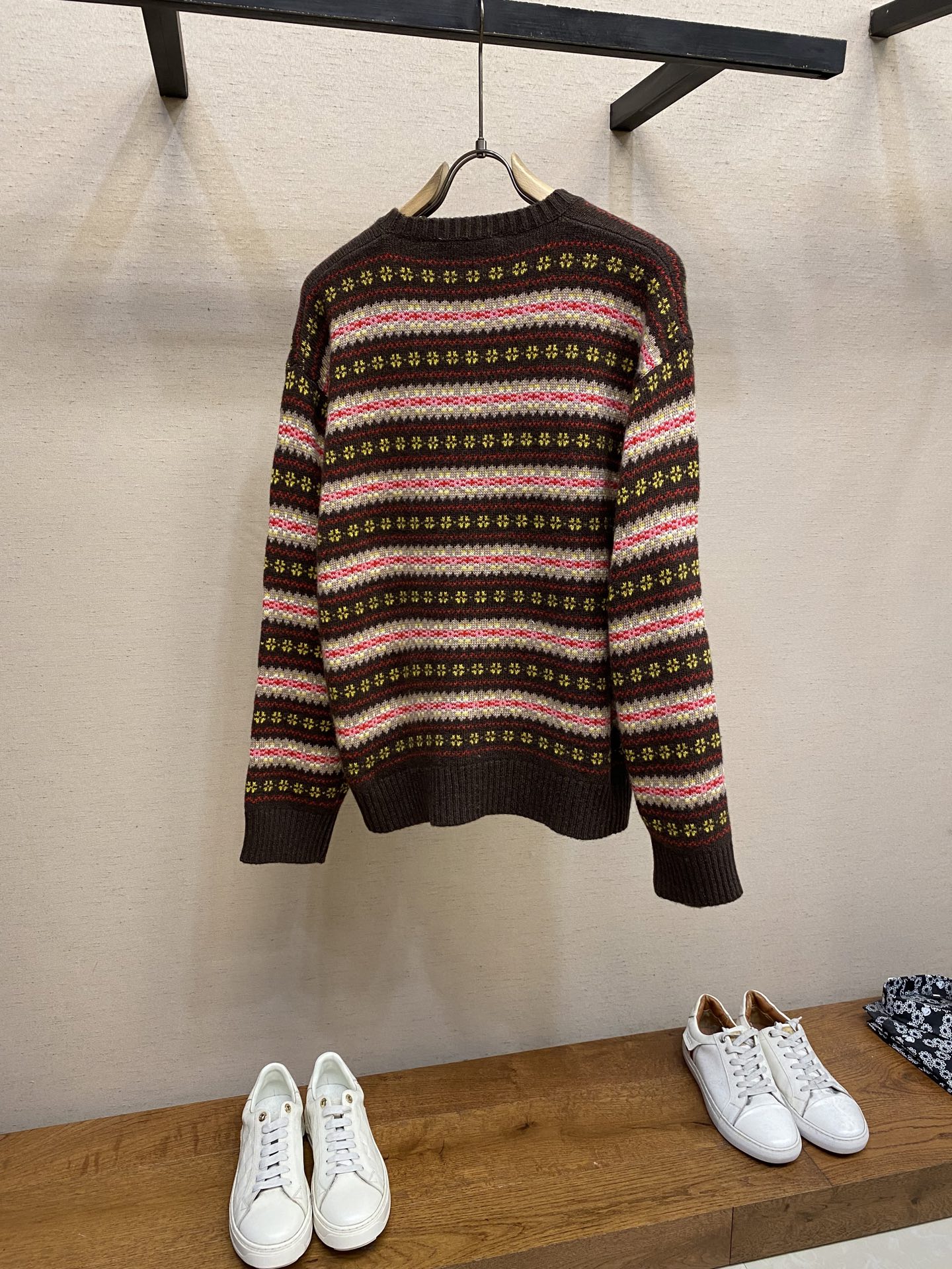 🌟🌟Miu Miu 25新品羊毛条纹毛衣 甄选羊毛面料制作 饰有品牌标识刺绣徽标 复古条纹提花图案 撞色针织饰边 弹力版型 秋冬新品❕ 尺码：S，M，L...