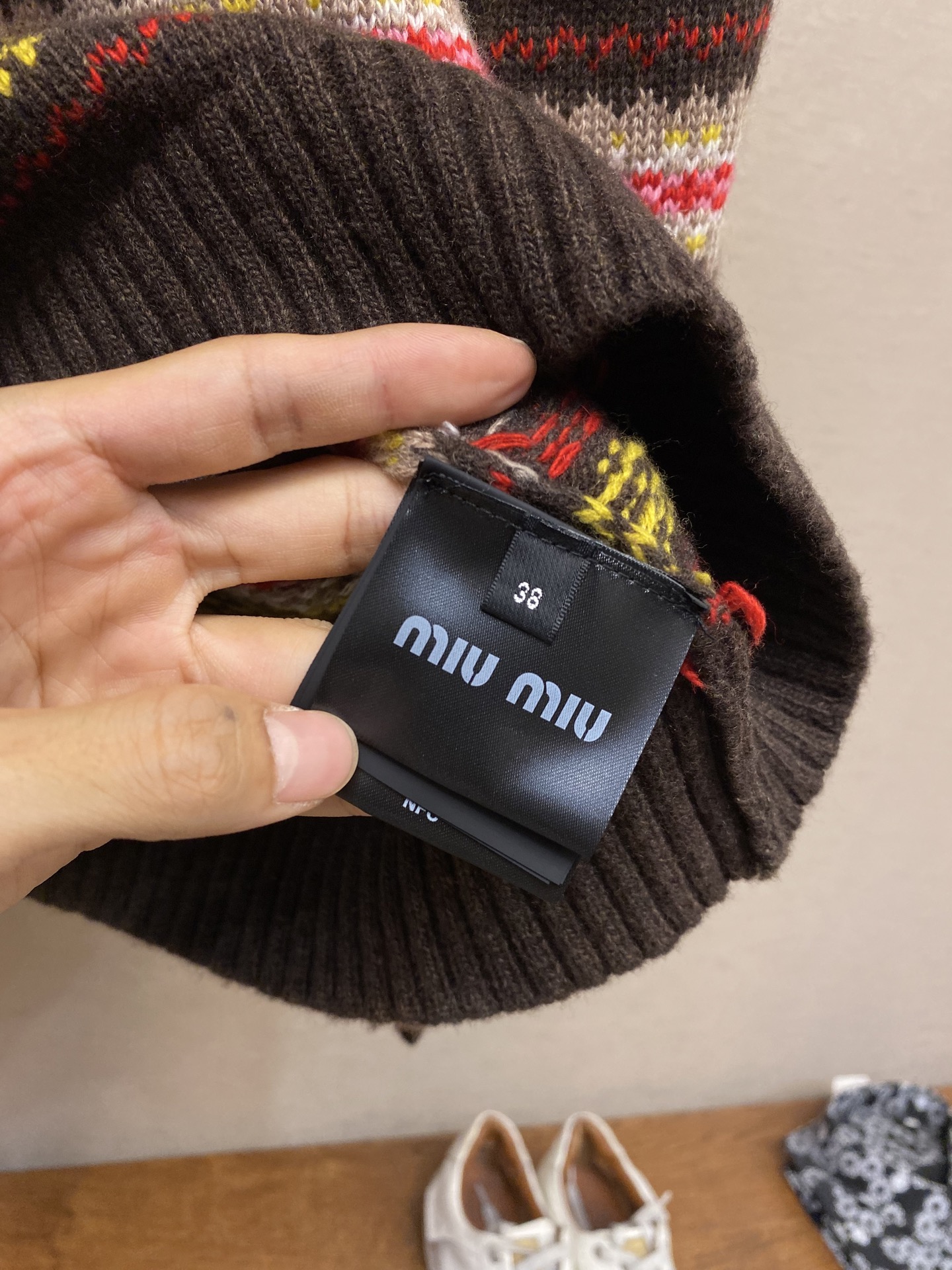 🌟🌟Miu Miu 25新品羊毛条纹毛衣 甄选羊毛面料制作 饰有品牌标识刺绣徽标 复古条纹提花图案 撞色针织饰边 弹力版型 秋冬新品❕ 尺码：S，M，L...