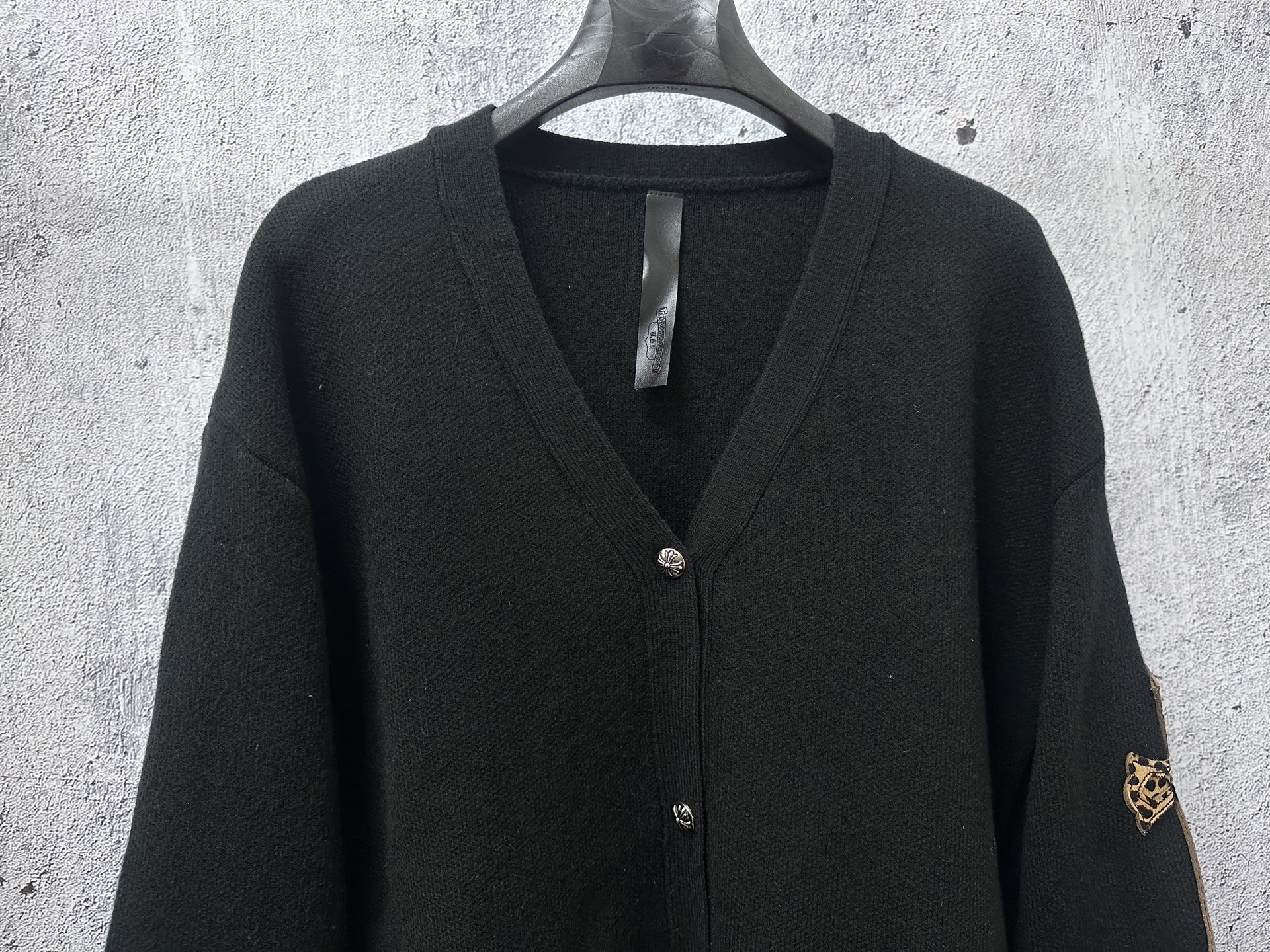 P200 【𝐶ℎ𝑟𝑜𝑚𝑒 𝐻𝑒𝑎𝑟𝑡𝑠】克罗心贴布豹纹皮标针织 历时一个月终于出货了，简直太爱了 上身真的超级帅。随意翻翻街拍 就能发现明星们都把它当作收藏级的，男女轻奢主义通勤必备单品。开发全网最高版本 从打版到做货耗时1个月，订制定制全套辅料，高端大气 档次十足！ 整件为纯棉针织毛线进口机织 颜色：黑色 尺码：S M L