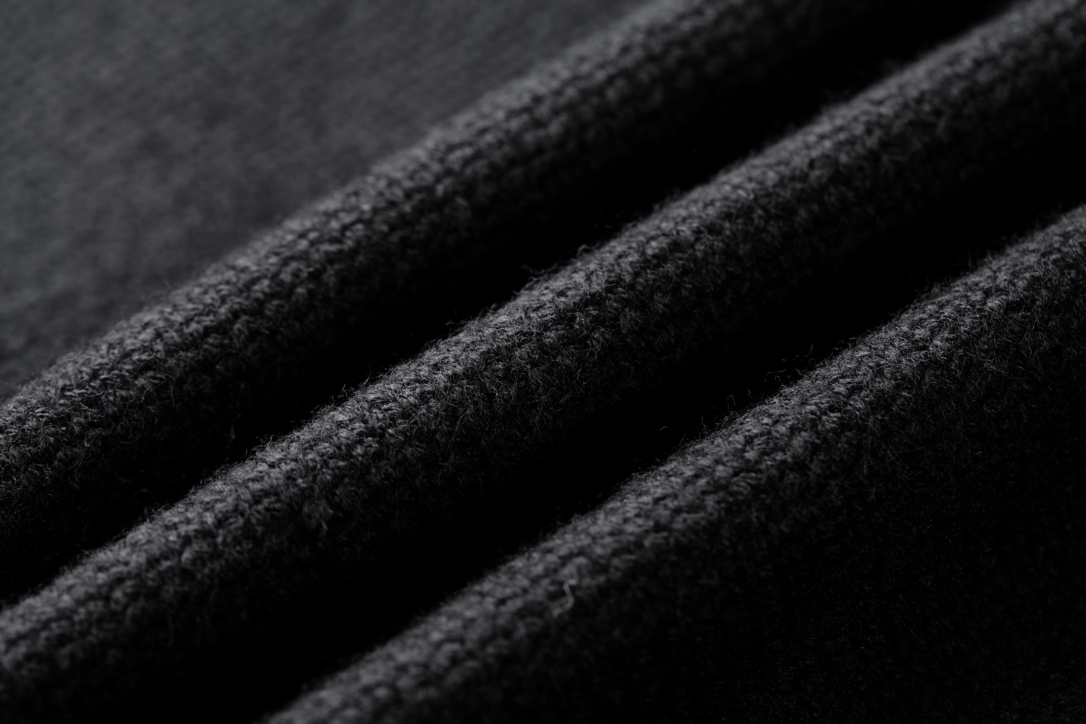 P195 FD 25FW FF提花贴片小熊圆领毛衣 原版11,700购入开发，面料采用50%羊毛，40棉%，10%涤纶。胸前小狗贴布面料采用丝光牛津棉纱布，周边以刺绣包边缝合，饰以FENDI标识logo。标准剪裁圆领套头衫。黑色羊毛纱线材质。定制黑色FF提花大贴片，灵感源自创意总监SilviaVenturiniFendi的爱犬lto。整体走线平直细腻，面料舒适柔软，颜色一致无色差 能与同款搭配营造时尚造型，驾驭各种场合，定制辅料，三标齐全，男女同款。 Size:S-M-L-XL