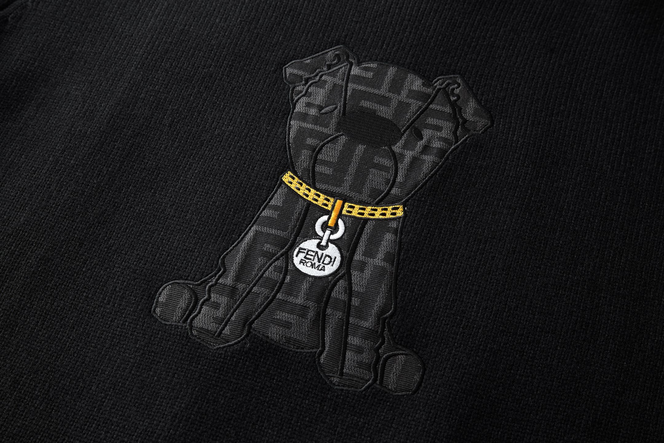 P195 FD 25FW FF提花贴片小熊圆领毛衣 原版11,700购入开发，面料采用50%羊毛，40棉%，10%涤纶。胸前小狗贴布面料采用丝光牛津棉纱布，周边以刺绣包边缝合，饰以FENDI标识logo。标准剪裁圆领套头衫。黑色羊毛纱线材质。定制黑色FF提花大贴片，灵感源自创意总监SilviaVenturiniFendi的爱犬lto。整体走线平直细腻，面料舒适柔软，颜色一致无色差 能与同款搭配营造时尚造型，驾驭各种场合，定制辅料，三标齐全，男女同款。 Size:S-M-L-XL