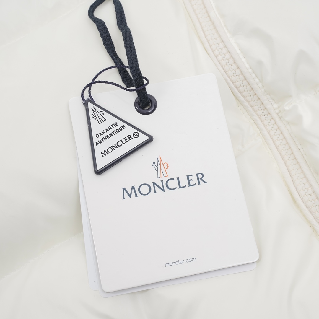 Monc*lerNEW23秋冬新款羽绒拼接夹克 #羽绒服 #日常穿搭 Monc*lerNEW23秋冬新款羽绒拼接夹克，金典立领两侧大口袋设计后背刺绣logo标志，羽绒填充实穿性同时增加了拼接流行元素~短款版型 纯色系列高级感十足!舒适时髦百搭款! 黑白两色 size：1-4