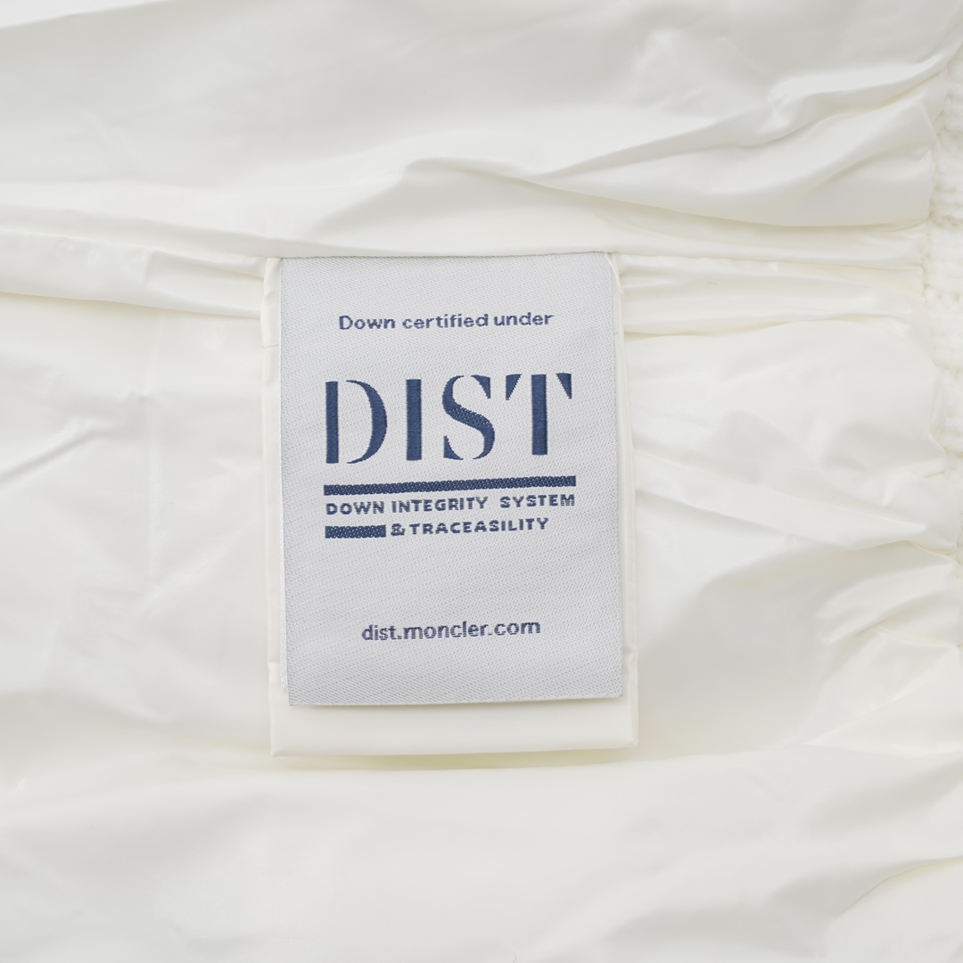 Monc*lerNEW23秋冬新款羽绒拼接夹克 #羽绒服 #日常穿搭 Monc*lerNEW23秋冬新款羽绒拼接夹克，金典立领两侧大口袋设计后背刺绣logo标志，羽绒填充实穿性同时增加了拼接流行元素~短款版型 纯色系列高级感十足!舒适时髦百搭款! 黑白两色 size：1-4