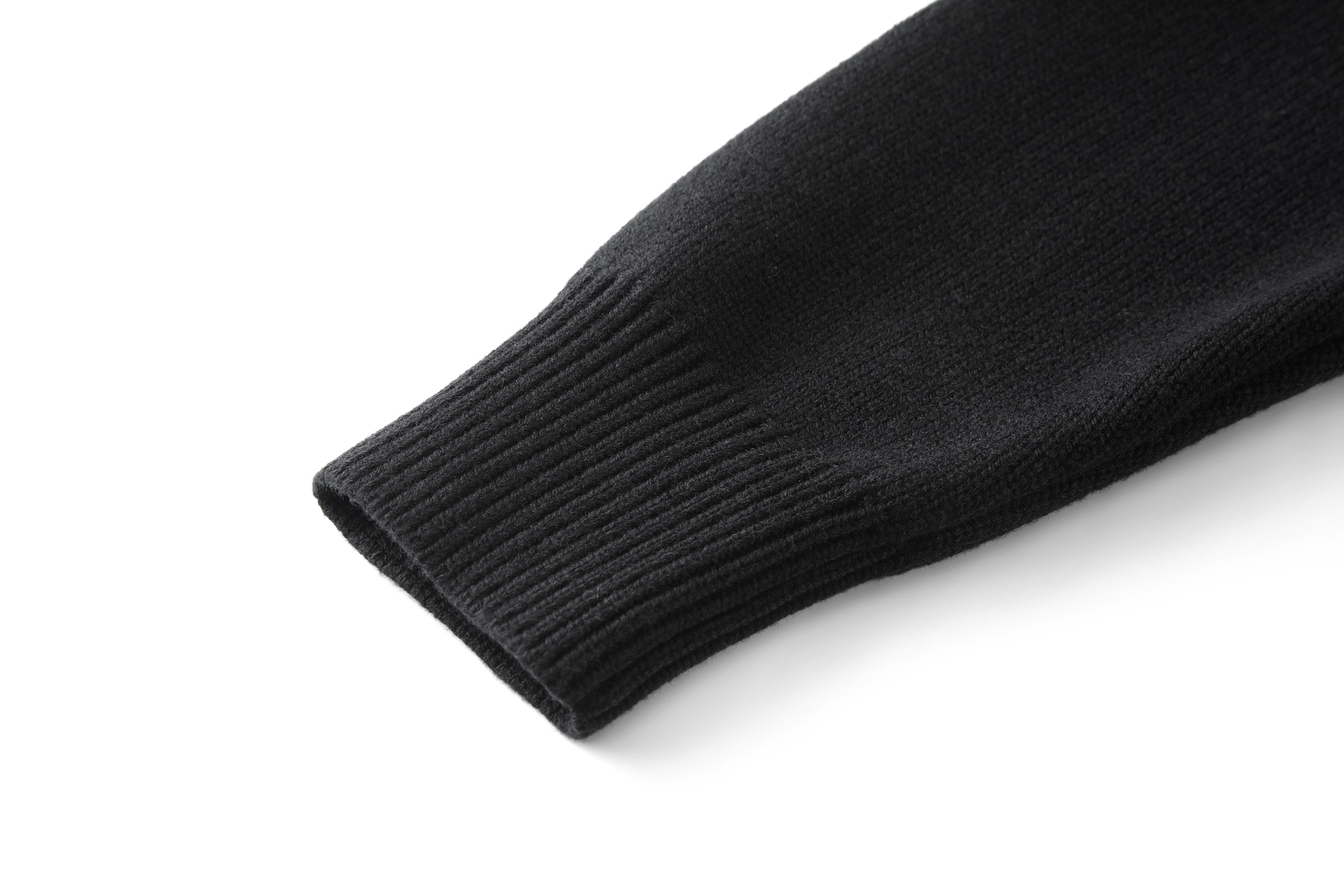 P195 FD 25FW FF提花贴片小熊圆领毛衣 原版11,700购入开发，面料采用50%羊毛，40棉%，10%涤纶。胸前小狗贴布面料采用丝光牛津棉纱布，周边以刺绣包边缝合，饰以FENDI标识logo。标准剪裁圆领套头衫。黑色羊毛纱线材质。定制黑色FF提花大贴片，灵感源自创意总监SilviaVenturiniFendi的爱犬lto。整体走线平直细腻，面料舒适柔软，颜色一致无色差 能与同款搭配营造时尚造型，驾驭各种场合，定制辅料，三标齐全，男女同款。 Size:S-M-L-XL