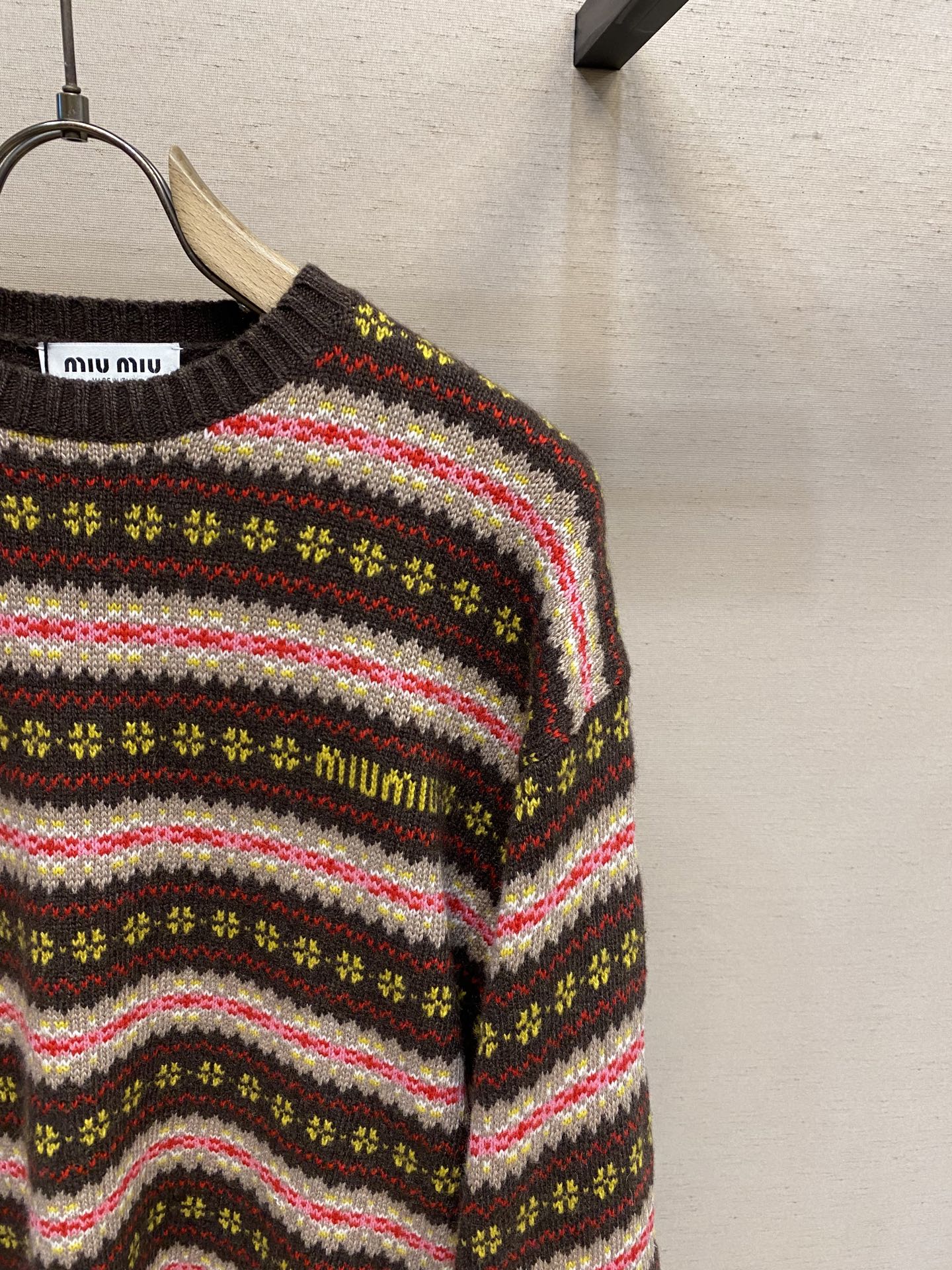 🌟🌟Miu Miu 25新品羊毛条纹毛衣 甄选羊毛面料制作 饰有品牌标识刺绣徽标 复古条纹提花图案 撞色针织饰边 弹力版型 秋冬新品❕ 尺码：S，M，L...