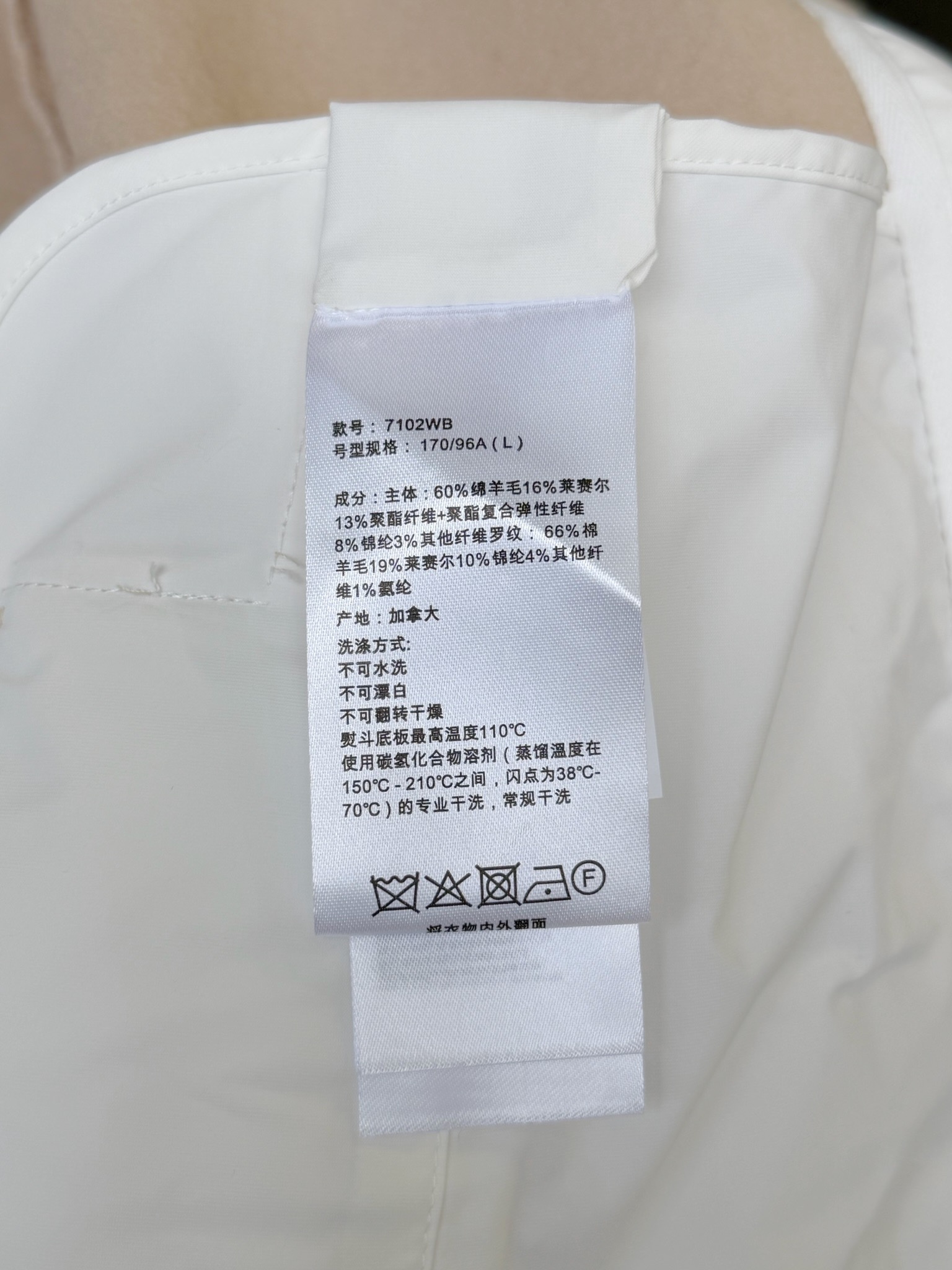 大鹅/Canada Goose抓绒羊毛饰章连帽夹克外套 面料选择: 以羊毛为主体，加入极少量氨纶和聚酯纤维混纺而成的羊毛抓绒面料。羊毛作为核心天然成分，提供无与伦比的温度调节、抑菌防臭和亲肤感。少量氨纶的喂入赋予了面料一定的四向弹性，日常活动时毫无束缚感。作为抓绒结构的基础，聚酯纤维增强了面料的耐久性、抗皱性和快干性，它构成了抓绒的蓬松感，并提供锁住空气等功能。 细节1: 衣袖和下摆采用2乘2罗纹收口，其强大的弹性，可以紧密贴合不同粗细的手腕和腰部，形成一个有效的&lsquo;密封&rsquo;,防止冷风倒灌。在多次拉伸和使用后仍能保持原有形状，不易松垮变形。且罗纹袖口能传递一种设计感，强化视觉美观度。 细节2: 兜帽设计与松紧扣的搭配提升穿戴时的保暖度与防风性能。 辅料:定制弹性抽绳松紧扣定制拉链吊坠定制臂章 尺码：S M L 颜色：黑 灰 咖 米 粉