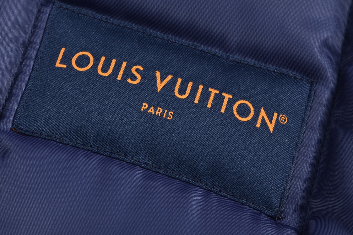 P400 1v 24FW 水钻绣章夹棉棒球服（藏青） 原版30,000购入开发，面料采用锦纶半消光斜纹布，里布采用人丝斜纹缎面，特种绣花机2200#洗水棉，绣竖条间棉里布，门襟采用夹层1200#棉，章仔采用日本进口田岛绣花机刺绣，醋酸斜纹缎面本白色打底，缎面光泽度高作为烫钻底，可以衬托光线更加四散，总共三组花型组成完整章仔图案，水钻位置全部参照原版还原位置，纯手工单规格单颗数位置数量做刷钻模版，采用仿奥钻4里跟2里两种规格，手工刷钻贴膜做烫钻花稿，烫钻花稿纯手工摆章仔，四周角落全部对绣花黑线内里落位 恒温恒时自动化压烫确保耐水洗牢度，成品钻章仔手摇绣花贴前幅裁片，左右片花型做还原花拼接处理，配套1.8cm喷亮面漆四合扣。三标辅料配套齐全，面包服OS廓形剪裁，容纳任何身形，区别市场错色版本。 Size:46-48-50